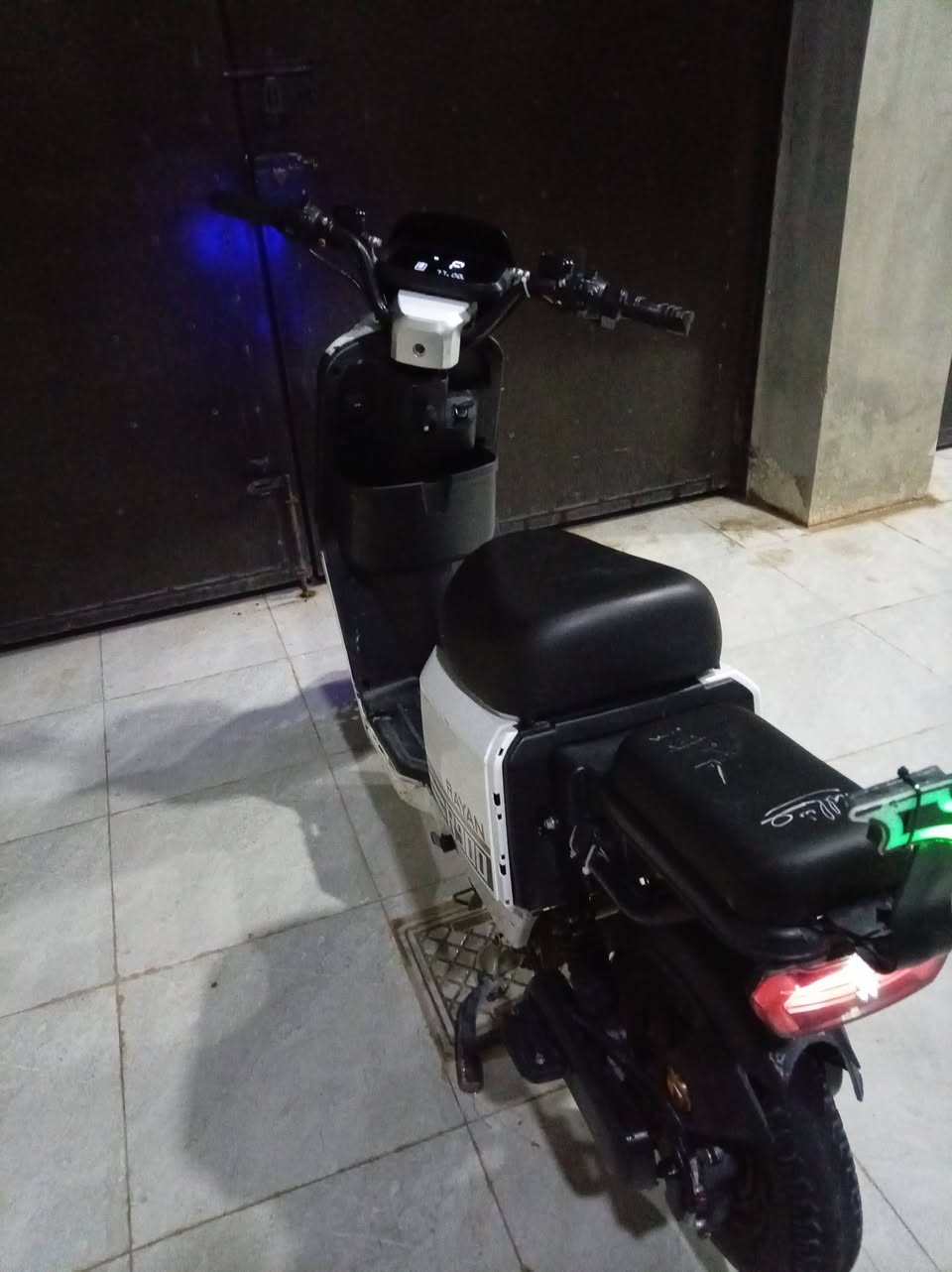 السلام عليكم دراجةشحن6R900بطاريات كبار شرط البطاريات للمراوس مع ار 9 شعندك نزل او للبيع السعر 350 الف وبي مجال مكاني موصل حي زيونة رقم ***********

