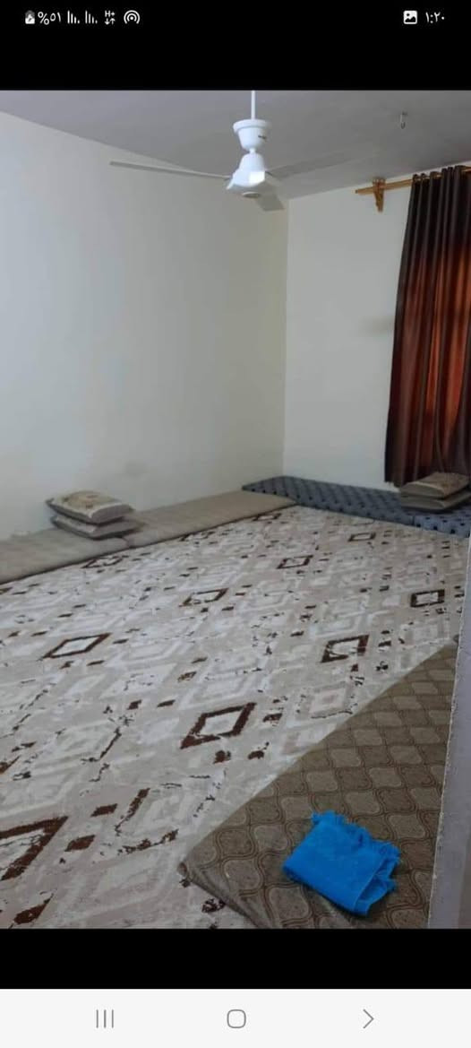 ((بسم الله الرحمن الرحيم))
تسلسل ( 2441 )
#بيت_للبيع
في بداية #حي_نزال 
قرب #مطعم_حجي_حسين 
المساحة : 302 م بالسند (واقع حال 520)
الواجهة : 17 م
النزال : 30.5 م
طابقين 
مكون من خمس غرف نوم 
صالتين 
استقبال 
مطبخ 
كراج 
حديقة 
الشارع : 10 م
نوع الملك : طابو صرف سند 
السعر: 380 مليون وبي مجال 
للاستفسار : الاتصال
صاحب البيت ‏‪***********‬‏
