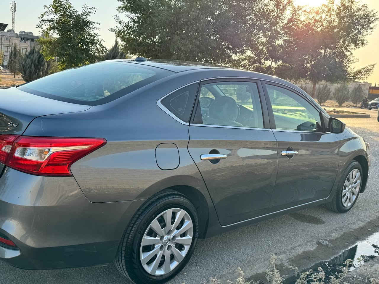 نیسان سێنترا Nissan Sentra 
مواسەفات sv مۆدێل 2018 
هەرسێ مۆدی لێ خوڕینی normal,, sport ,, eco 
کوشین کارەبای و بەسمە و تعدیل سورعە هتد…
هەزە و فەعسم تازە لۆ کردیە و رەقەم باریک و نوێیە 
تەنها 75مایل رۆیشتوە و هەموو شتێکی بە تازەیی ماوەتەوە 
سەیارەک تەنیا دوو پارچەی هەیە  لەگەل یەک دوو شوێنی بچوک ساردی هەیە پێش و پشتی کەپسە 
داوای 114ی لێ دەکەم و مجالەکی کەمی تێدایە 
ئەگەر مشتەری تیل بکە 
***********
شوێن هەولێر أربيل, العراق
