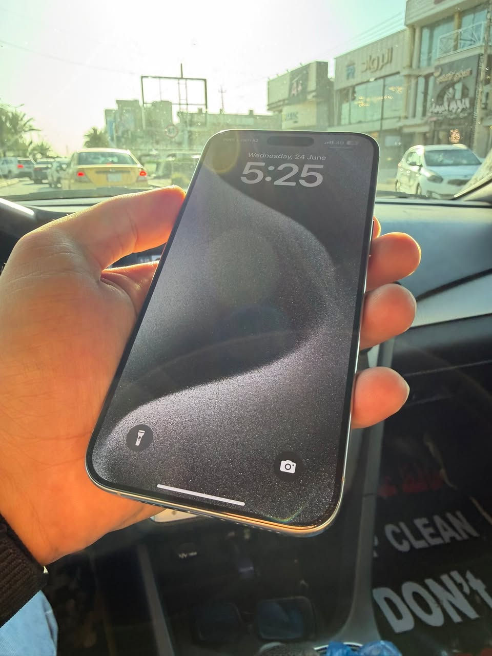 iphone 15 pro max  السعر 900 الف
ايفون 15 برو ماكس السعر 💵 900 الف IQD
- ذاركرة 256 G
- بطارية 🔋 82 حقيقي من اول مشتريته اول مانزل 
- اللون التيتانيوم 

ملاحظة :- 📝 بدون لزكة وكفر لان هو تيتانيوم كلش قوي والشاشه بيهه شخوط شويه مال استخدام مبين بالصوره  بس متبين من الشاشه مشتغله اصلا ولا تاثر ، كارتونه اصليه مالته موجودة.

دبل سيمكارت بلاد مو اي سم 
 
مكان حي العدل بغداد 
***********
