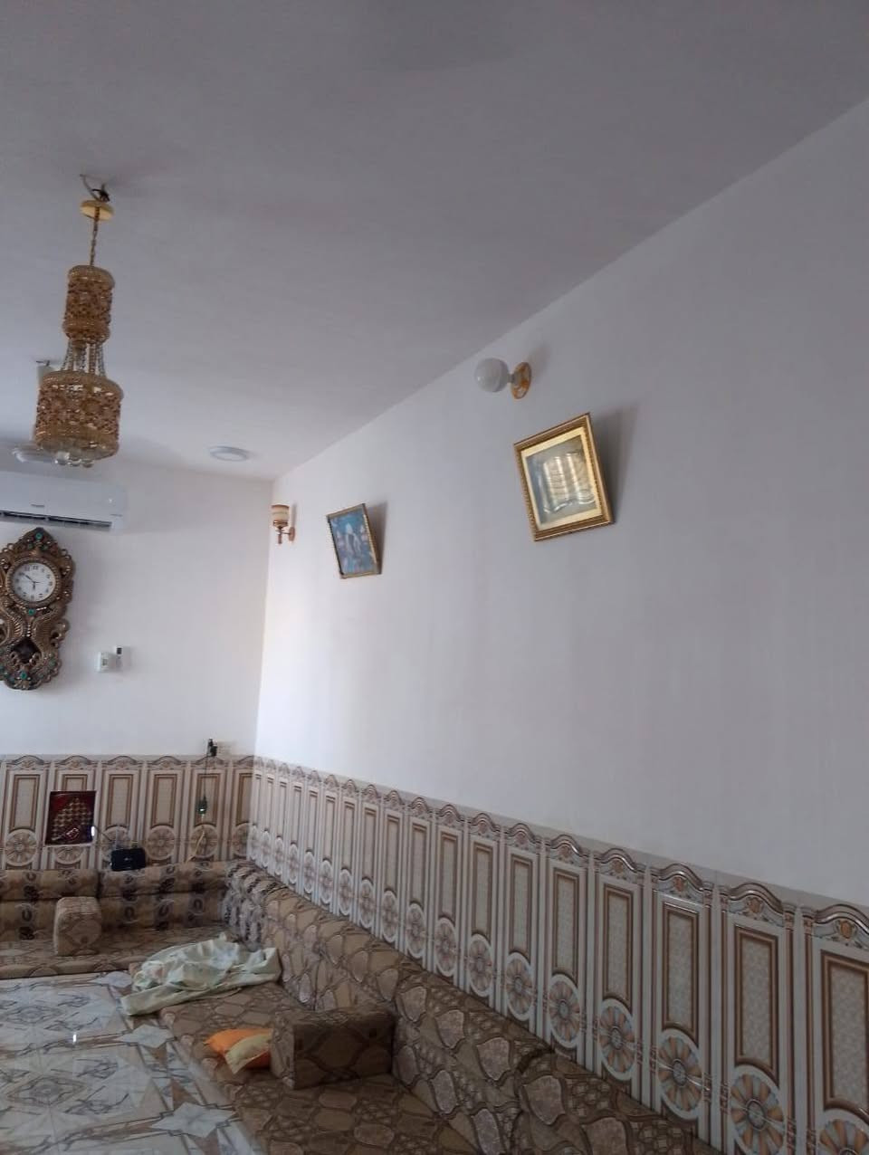 يا الله سلام عليكم بيت البيع مساحه البيت400 يتكون من غرفتين وصاله  وديوانيه خارجيه متوفر ماء وكهرباء  وشارع 10متر وخلفه شارع 10متر بيت جاهز مرتب ما ذب عليه ربع انه مكلف بنشر العنوان دوايه حي الحكيم قرب الحسينيه ام البنين تفاصيل اكثر تصل على رقم ***********
