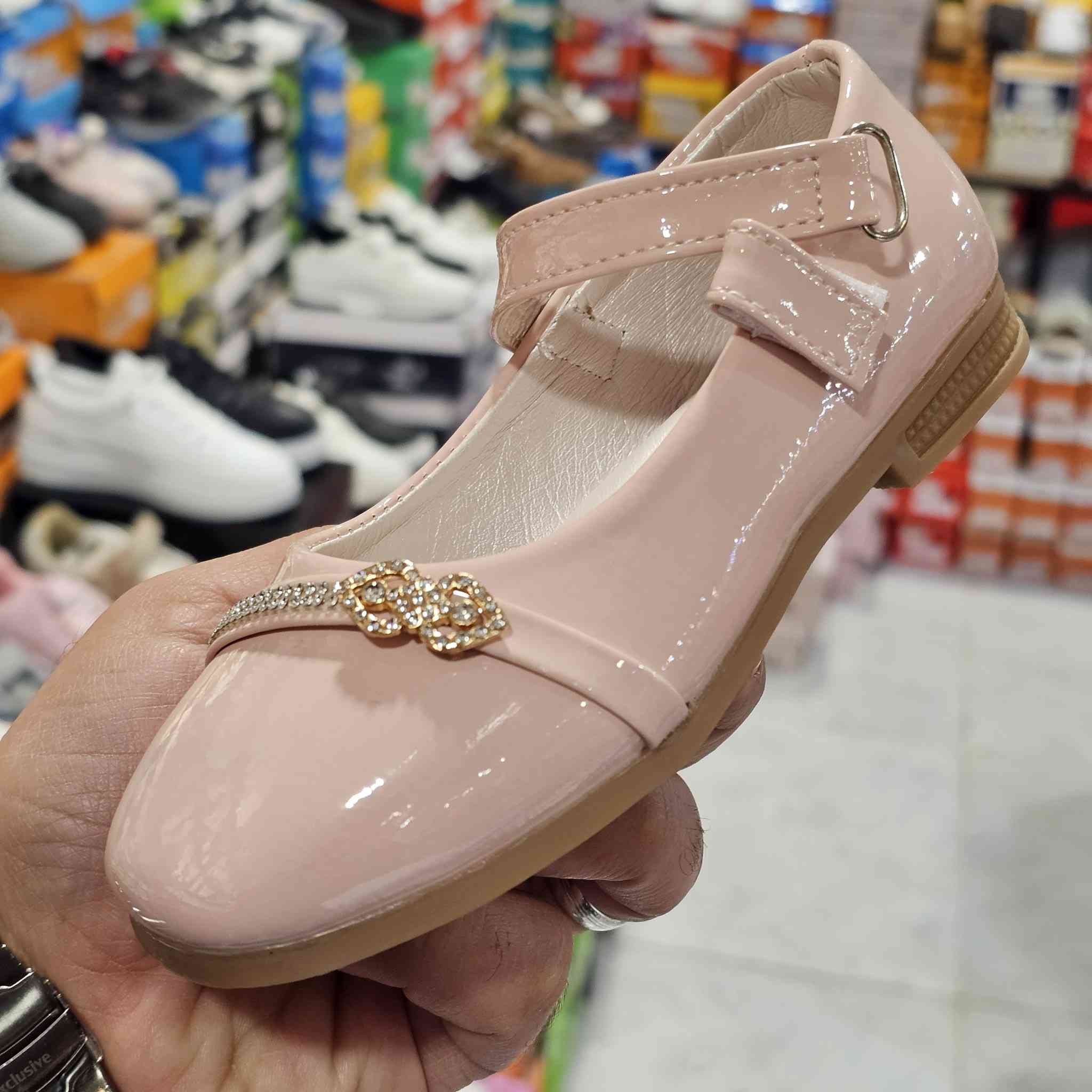 حذاء بناتي ☺️☺️
موديل جديد ونازك 💯💯
ثلاث الوان 
قياسات ٣٠/٢٩/٢٨/٢٧/٢٦

⭕ العنوان موصل حي المهندسين مول قوارير
      الطابق الثاني 

⭕يوجد توصيل داخل الموصل 

⭕هاتف ***********

⭕هاتف ***********
