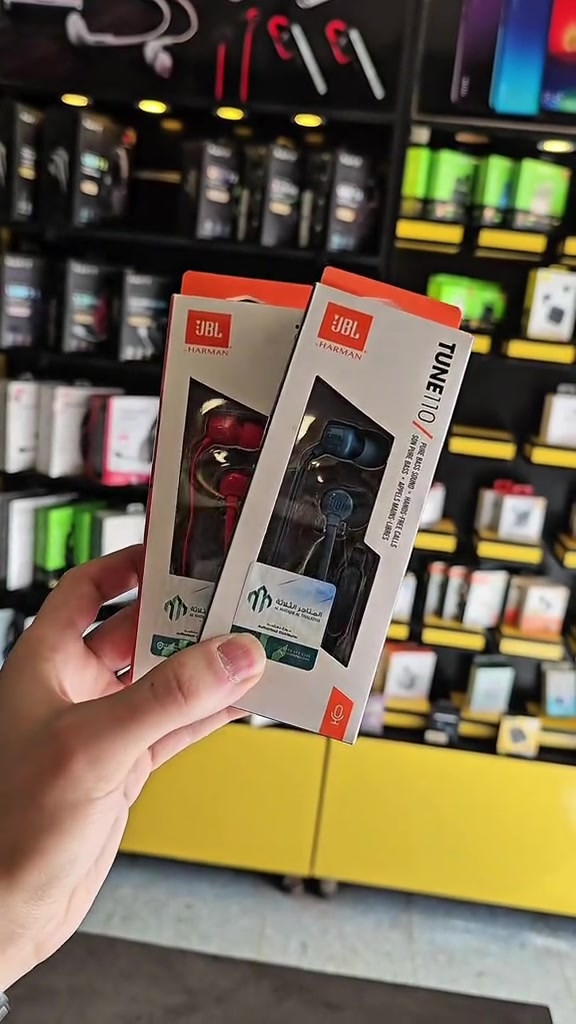⁨	𝐉𝐁𝐋 𝐓𝐔𝐍𝐄𝟏𝟏𝟎 سماعات الأذن JBL TUNE110. تتميز بخفة وزنها وراحتها وصغر حجمها. تحت غطاء السماعة المتين، يوجد زوج من مكبرات الصوت بحجم 9 مم تُصدر صوت جهير قوي، مُعيدًا إنتاج صوت JBL Pure Bass الذي استمتعتم به في قاعات الحفلات الموسيقية والساحات واستوديوهات التسجيل حول العالم. بالإضافة إلى ذلك، يتيح لكم جهاز التحكم عن بُعد بزر واحد على كابل مسطح مقاوم للتشابك التحكم في تشغيل الموسيقى، فضلاً عن الرد على المكالمات بسهولة باستخدام الميكروفون المدمج. اجعلوا سماعات JBL TUNE110 رفيقكم اليومي في العمل والمنزل وأثناء التنقل. ● ضمان أستبدال لمدة سنتان السعر: 15,000 دينار 💸 ─ ─ ─ ─ Pixel ─ ─ ─ ─ العنوان: بغداد - الشعب - شارع الصحة 📍 رقم الهاتف: *********** 📞 التوصيل لجميع أنحاء العراق 4,000 🚕⁩⁩⁩⁩⁩
