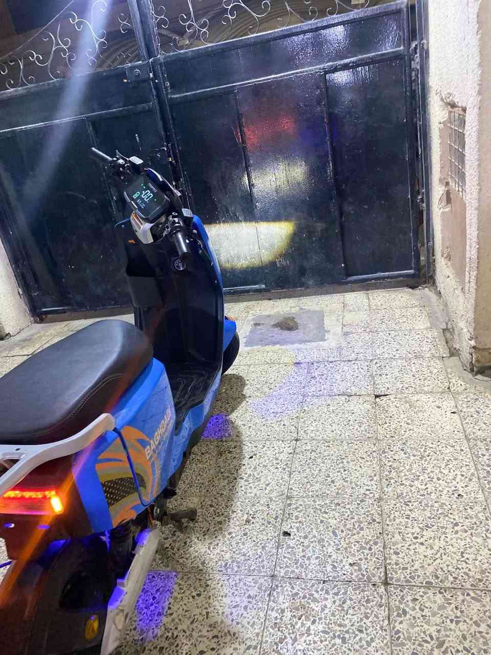 سلام عليكم دراجه للبيع ريان ام عيون جديده كلشي ماابيه وكاله نظيفه حلوه لون ازرك كلشي شغال اشاره يمنه يسره لايت عالي ناصي هورن تثبيت سرعه جديده عنوان بغداد سيديه رقم***********
