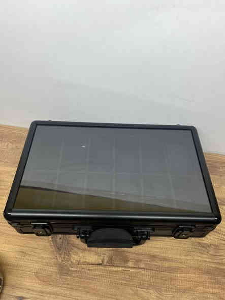 بوكس حافضة الساعات 12 خانه  وبيها مفتاح تكدر تقفل البوكس  المنيوم درجه اوله قطعه جمله عله اول تم بل خاص او بل وتساب *********** ب 45 الف ويه التوصيل
