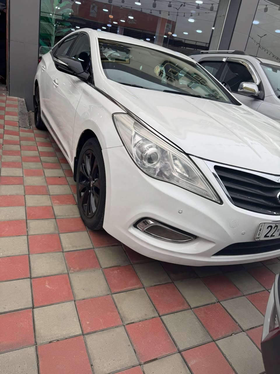 سلام عليكم ازيرا موديل 2013 سياره حلوه ومتعوب ع مال بيت فول مواصفات عدا الفتحه وكلين مابيه اي عيب سعره 120 وبيه مجال***********
