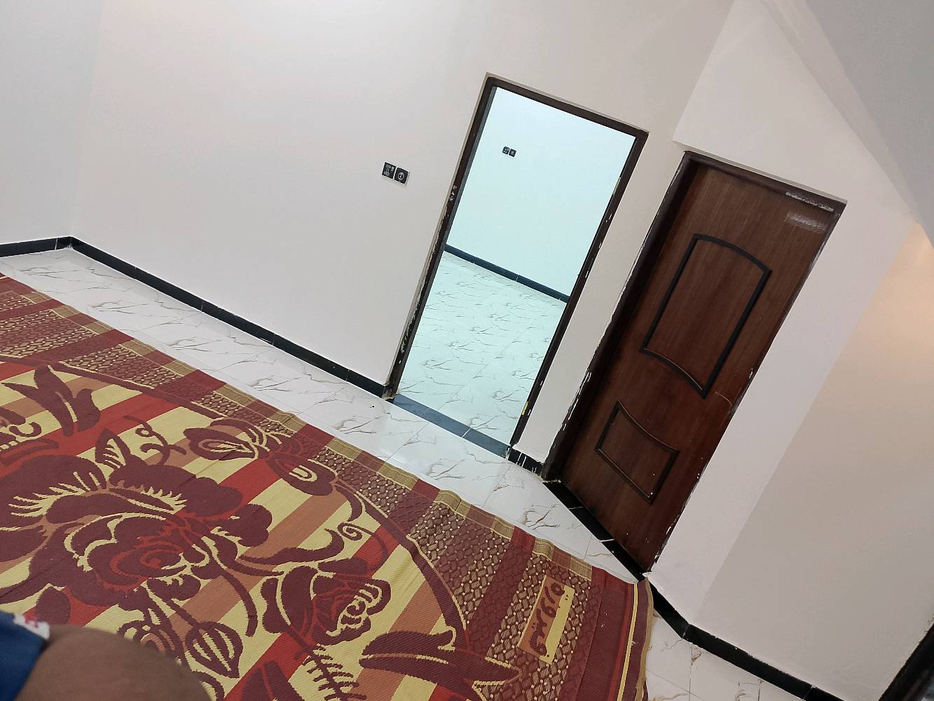 السلام عليكم توفر بيت مساحة 150 متر البصره الجزيرة شارع فيروزيه عدد غرف2 بيت مرتب تعال وشوف بعينك