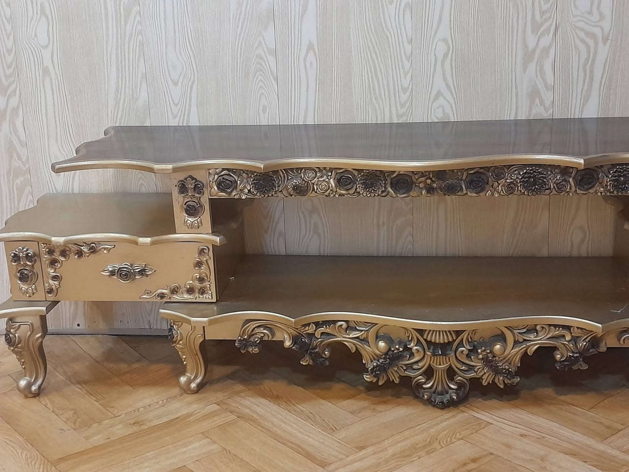 السلام عليكم ميز بلازمه للبيع السعر ٥٠ الف مكان بغداد حي القاهره ***********
