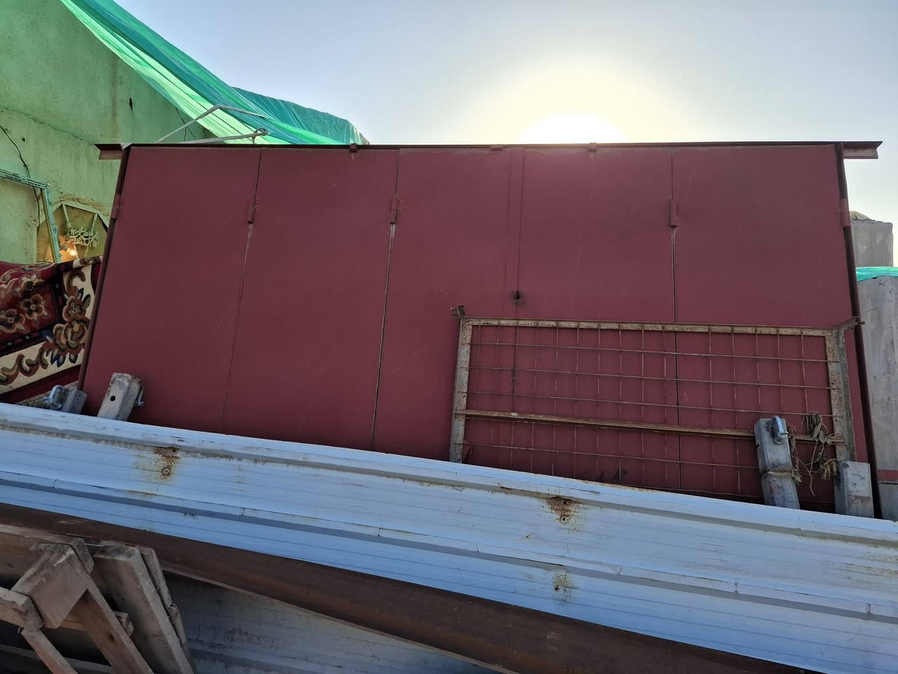 السلام عليكم عندي بيبان مال محلات حديد ثقيل  عدد 3 واحد جديد ما مشدود وثنين مستخدمات عرض 3 متر طول 2.50 وجام خانه حديد طول 3 متر عرض 2.50 وعندي جام خانه المنيوم مستخدمه طول 2.80 وعرض 3 متر (( مكاني البصرة ))
للاتصال : *********** 
واتساب : ***********
