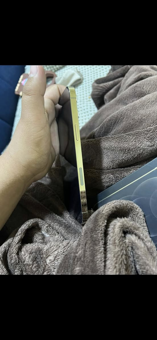 السلام عليكم ورحمة الله وبركاته جهاز آيفون ١٢ برو ماكس جهاز فول فول نضافه تشوفه تكلي هاذ مامستخدم هلكد مانضيف وجهاز شخط واحد مبي شاصي وشاشة وضهر فول نضافه الجهاز ممفتوح ابد جهاز وتر بروف مامبدل شي الجهاز مع كارتونة وكفر وعدسات حماية كامرات جهاز لوك بحالة الوكالة هوة وجديد سوة ذاكرة ٢٥٦ بطارية ٧٥ انساه بشحن اللون المميز مكاني بغداد السعر ٤٥٠ الف بي مجال 
***********
