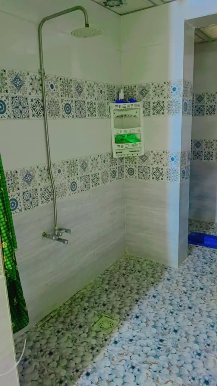 السلام عليكم ورحمة الله وبركاته يوجد بيت للبيع في العلم منطقة العهد الجديد(عرب الصين)بالحاوي يم مشتملات دكتور علي الحسين . مساحة الارض 420 مساحة البناء 160.غرفة 2 .مطبخ حار +بارد .استقبال .صحيات صنف الارض طابو زراعي... التواصل على الرقم *********** او على الخاص
