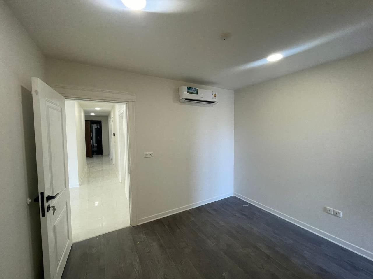 شقة  للبيع
العنوان/ مجمع الروان السكني 
المساحة/ ٢٠٠
بناية/R
طابق/ 4
-عدد الغرف 3
- صالة و هول و٣ حمامات  
-اطلالة / خارجية ركن شارع المطار
بلكونة عدد ٢
-حالة الشقة فارغة 
-التسليم مباشر
للاستفسار اكثر: ***********
