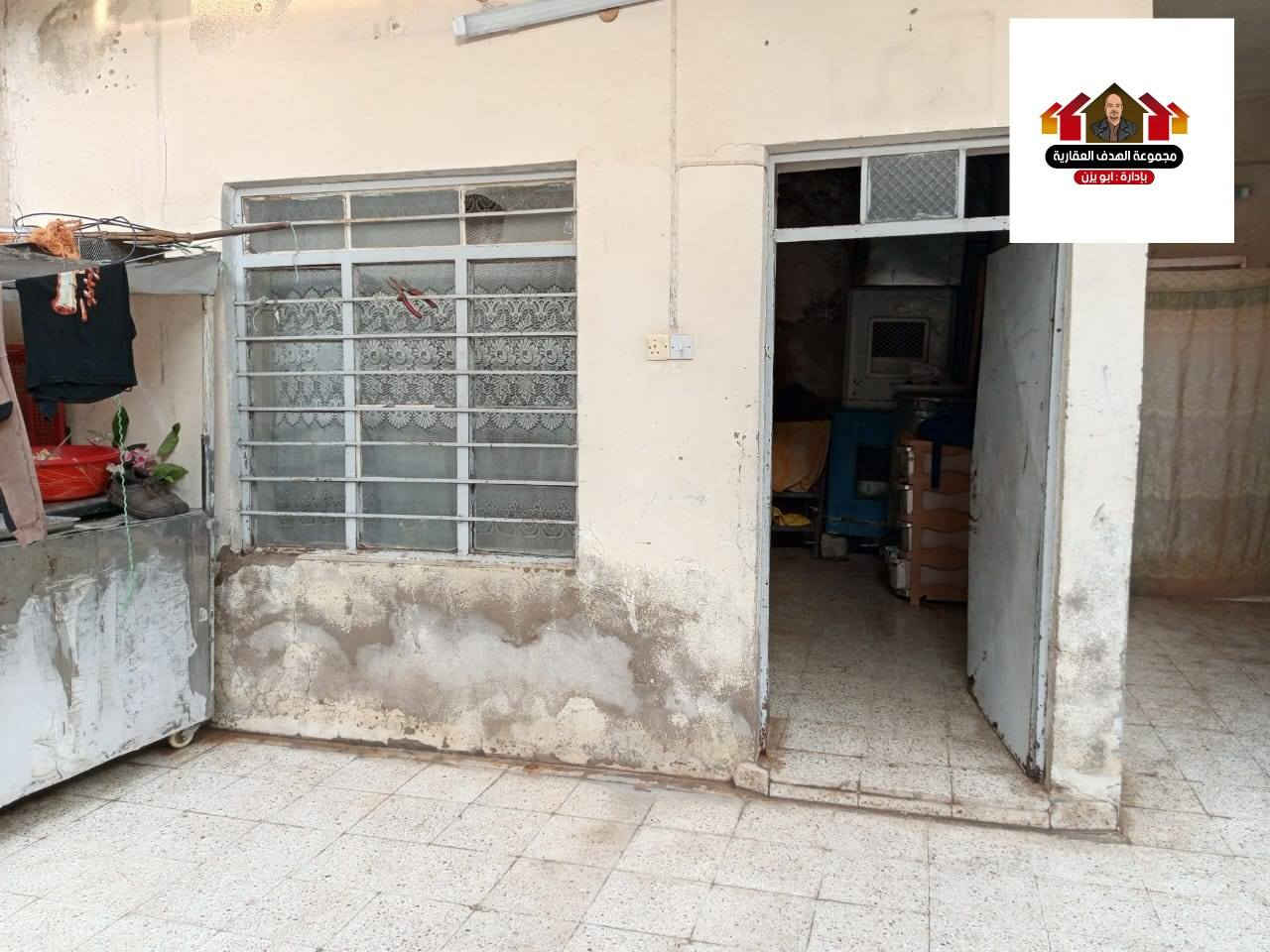 #بيت_للبيع ( حساب ارض )
في منطقة الصناعة القديمة قرب المستوصف 

مساحة البيت ( 150 متر ) 
طابق واحد يحتوي على ( 3 ) غرف ومخزن وحمام ومطبخ وتواليت 

التفاصيل على الخاص او على الارقام التاليه:-
***********
***********
