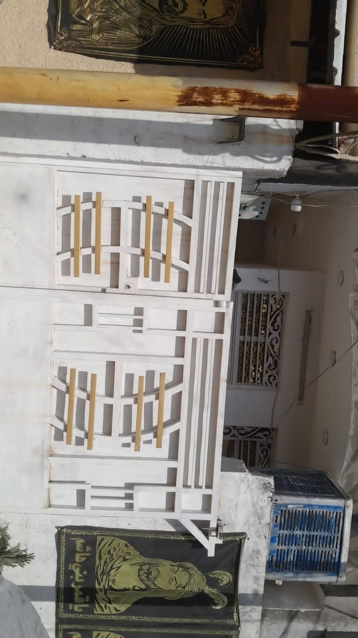 بيت للبيع مساحه ١٠٠ بالامين الثانيه السده جديده طابقين يحتوي طابق الاول على صحيات عدد ثنين واستقبال ومطبخ وغرفه ويحتوي طابق الثاني ع صحيات وغرفتين ومطبخ وبي سطحين للإستفسار اكثر  على رقم ***********
