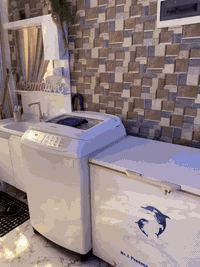 السلامُ عليكُم بيت ركن زراعي في بغداد في منطقة اسوار يبعُد البيت عن الشارع العام 90 متر (خامس بيت عن الشارع العام)
المنطقة فيها خدمات كاملة وتم نصب ارصفة ماعدى تبليط الشارع"
للبيع "
مميزات البيت :
مساحة 260 متر 20 متر عرض و النزال 13 متر  يشمل من الخارج على گراج يسع سيارتين و حمام تواليت غربي ترميم جديد و حديقة 60 متر
و البيت طابقين
الطابق الأول :  غرفة الضيوف ابعادها  (5 متر عرض و 6 متر طول)
 صالة تجمَع غُرف البيت وفيها الدرج للطابق الثاني و حمام تواليت غربي ترميم جديد  ابعادها ( 7 متر طول و 4 متر عرض) 
و غرفتين ومطبخ
الغرفة الاولى : 4 متر عرض و 5 متر طول 
والغرفة الثانيه : 3 متر عرض و 4 متر عرض 
المطبخ : 4 متر عرض و 4 متر طول 
الطابق الثاني : غُرفتين وصالة
الغرفة الأولى : 4 متر عرض و 5 متر طول
و الغرفة الثانيه : 4 متر عرض و 4 متر طول 
و سطحين الاول والثاني (شتايگر) 
سعر البيت 170 مليون 
رقم الهاتف للاستفسار  : ***********
