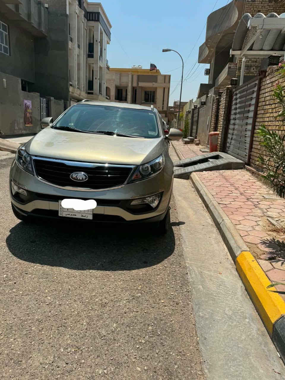 السلام عليكم كيا سبورتج موديل ٢٠١٦خليجيه بيها رشات الخليج يعني من الخليج جايه بيها رشات صبغ فقط السياره مكفوله من الحادث والضربه والتبديل مكينه ٢٠٠٠ دوش مكينه كير صدر كفاله رقم واسط باسمي تحويل مباشر السياره حساس خلفي تحكم استيرن السياره بالكوت مركز المدينه السعر المطلوب ١٣٥$ ***********
