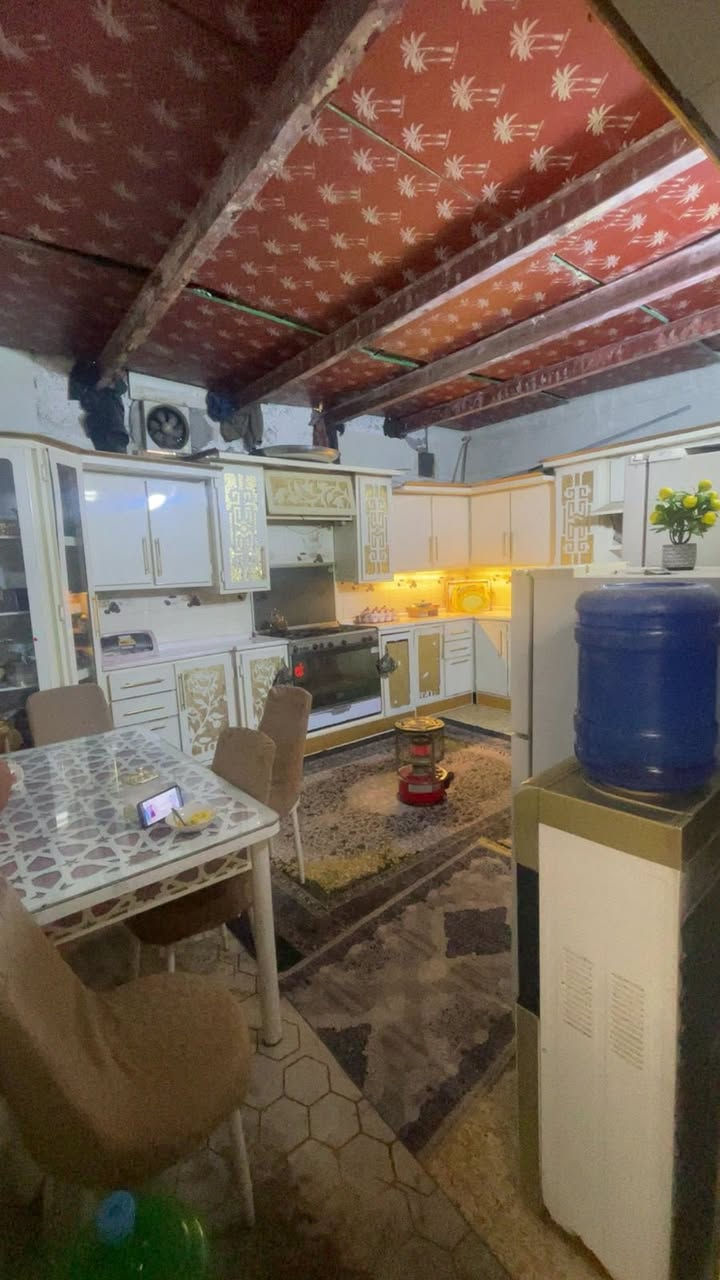 السلام عليكم دار للبيع المساحه 213م تجاوز ركن شارع تجاري قريب على الشارع العام طابق ونص                    العنوان الشعب حي البساتين شارع التكاتك 
يحتوي الطابع الاول على غرف عدد 2+ استقبال+ صاله كبيره+ مطبخ + خدمات عدد ٣ 
الطابق الثاني مفتوح غرفه وستقبال وخدمات 
يحتوي على محلات عدد 2 مؤجرات الوارد الشهري 325 الف 
صالح للسكن او تكدر اسوي مشروع تجاري 
السعر 130 وبي مجال 
للاستفسار ***********
