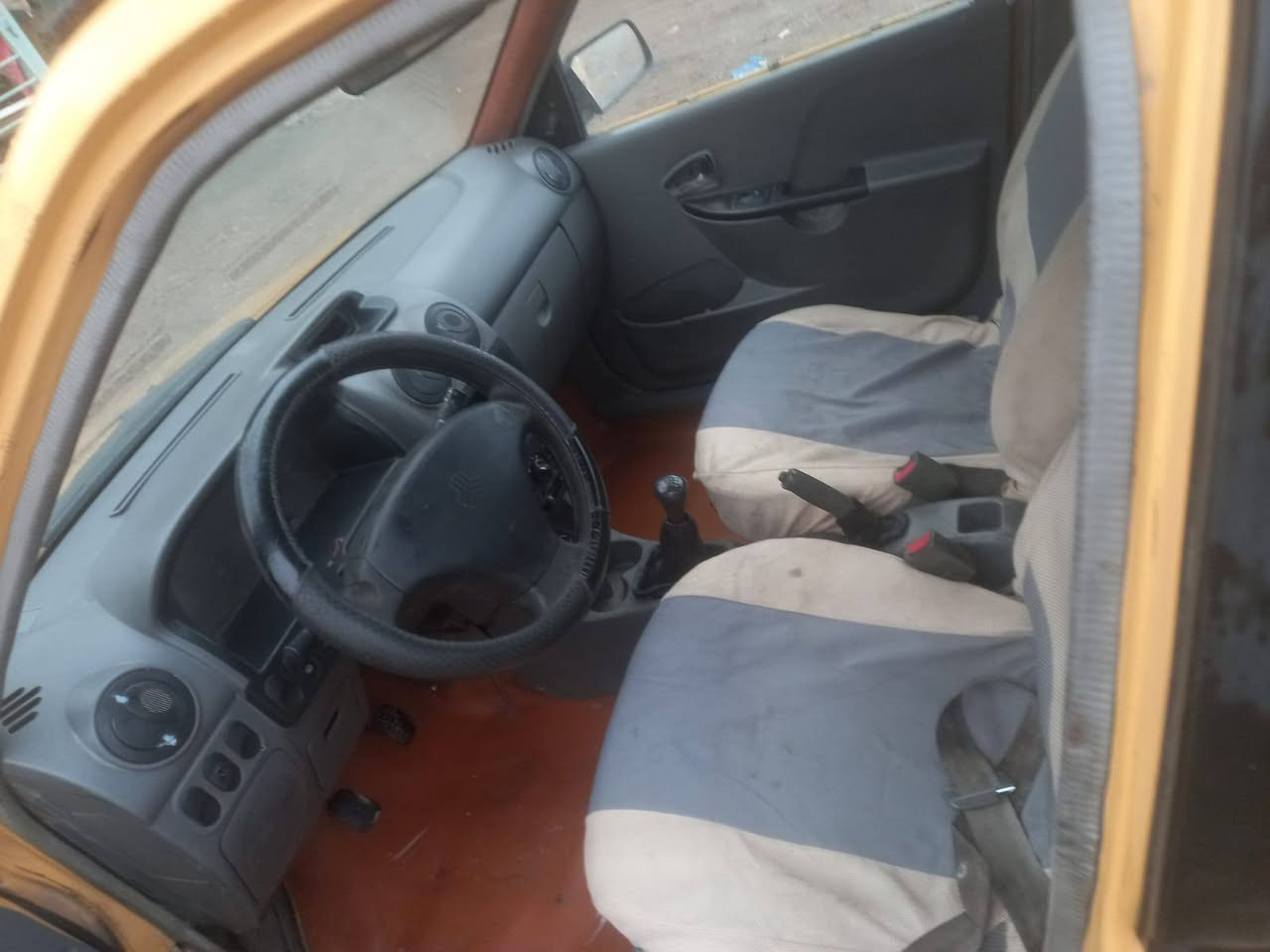 سلام عليكم..
مديل 12 رقم دولي هزه جديده سنويه جديده 

صدر خلفي امامي جديد كير مكفول والكشر كدامك شواصي واحد معمر وثاني بي فطر ما مصلحه 

المشط تعبان والمكينه بيهه لاستيك ولف 

زوج تايرات جدد.. 

سياره باسمي تحويل مباشر. 

مكان مدينه ***********
سعر 20
