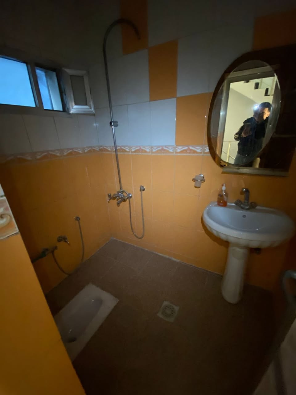 #للايجار______في_____السيديه
بيت مساحه 70 متر 

يتكون من مدخلين 

غرفه نوم ، 
مطبخ ،
 صاله،
 هول، 
حولي ،
 خدمات صحيه ،
وكراج،

#الايجار  ((( ٧٠٠ الف دينار )))

مكتب عبدالله الرفيعي 

* المنتظر للعقار *

للاستفسار 

***********
