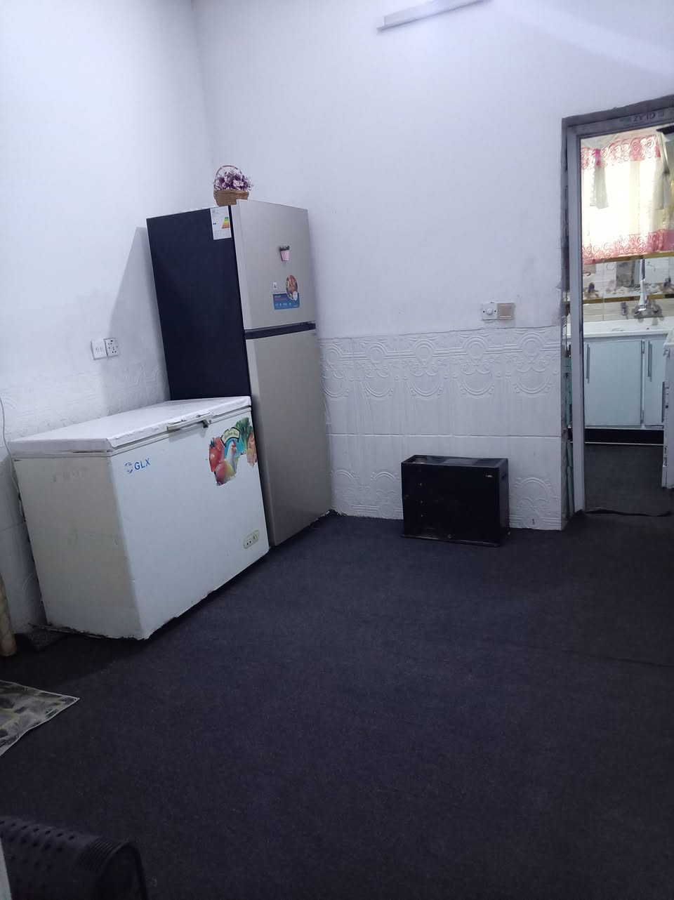 بيت للبيع في حي الوفاء مساحته ٥٠متر مقابل الجزيره شارع عشرين موقع ممتاز طابق ونص يحتوي على غرفتين ومطبخ وصاله وصحيات والكاونتر والطباخ و المجمده وبراد وتانكي مي ومعرض تلفزيون كلهن مع سعر البيت سعره ٩٥ وبي مجال للاستفسار ***********
