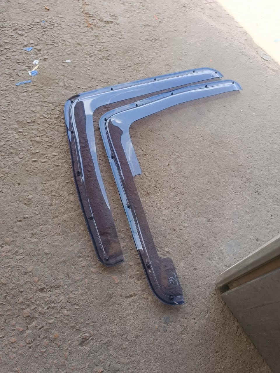حبيت أشارككم الصورة من الطريق اللي أكون فيه، عدي مجموعة من الأشياء المختلفة، من أدوات وقطع غيار للسيارات، وكل شي ينذكر من شاحنات مرسيدس وقطع غيار، وأجواء الشغل هنا تكون دايمًا حماسية. حتى لو الدنيا مليانة أدوات، أظل مأثر بها الأجواء. وأحب أكتب لكم عن هالمشهد اللي يعبر عن صناعة بازوايا والأجواء داخل العراق. يلا شاركوني رأيكم، وش تخيلون هالحركة؟


**إذا كنت صاحب هذا الإعلان وتريد حذفه لأي سبب، رجاءا أرسل رسالة إلى الدعم الفني**
