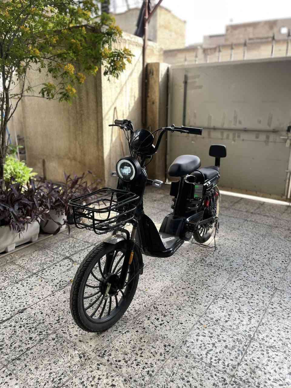 دراجه شحن للبيع ‼️
نوع الدراجه : شحن 

الشركه : البيداء الاخضر 

اللون : الأسود 

الحجم : 20 ( الكبير ) 

السرعه : 40km/h

عدد الغيارات : 3 ( الغيار الاول 20km/h الغيار الثاني 30km/h الغيار الثالث 40km/h ) 

 المسافه الي تقطعها : 25-35 كيلو على حسب وزن السائق

حالة الدراجه : ممتازه 

الاحتياجات : بايدر ايسر ( اذا تحتاجه ) ومجمع التحكم ( الخاص بالهورن والاضائه والاشاير ) وسعر الاثنين لايتجاوز ال10 الاف دينار 

مدة الاستخدام : 3 شهور 

السعر 350 الف وبي مجال 
مكان التواجد : بغداد - الحريه الاولى
للتواصل واتساب او اتصال على الرقم : ***********
