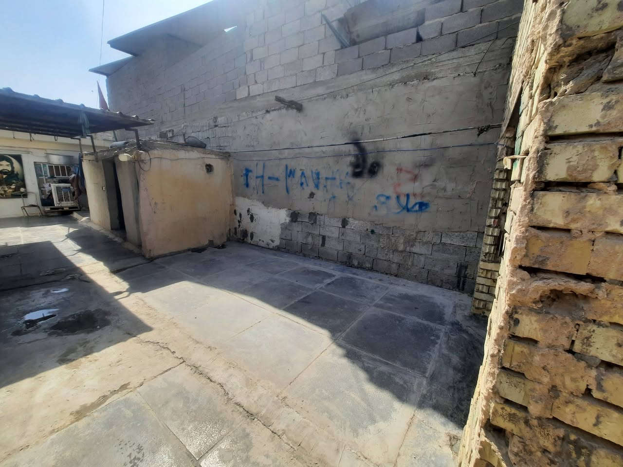 سلام عليكم بيت البيع  حواسم بنص طابو
المساحه 150 متر
الواجهيه 5 متر
الموقع الرئاسة قرب مدرسة نابغه شارع أبو عقيل الساعدي 
الرقم وال الاستفسار 
***********
غير متواجد على فيس
