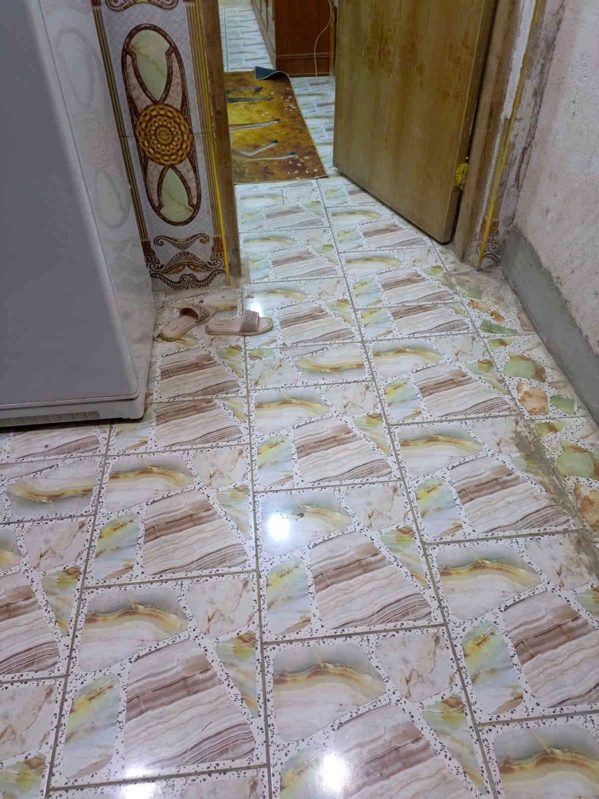 دار للبيع مساحه 150م الاساس صب البناء ابلوك السقف صب غرفتين وصاله ومطبخ وستقبال وصحيات الدار مقسوم إلى مشتملات 2اضافه غرفه فوك مكامله السعر 48وبي مجال للشراي الموقع شارع المطار القديم يم اسواق الامير الاستفسار على الرقم  ***********
