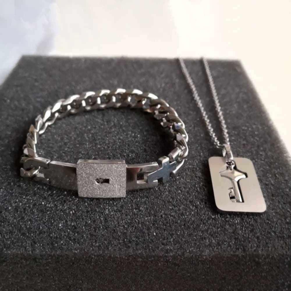 ❤️🔐 سوار القفل وقلادة المفتاح – نصك الثاني ونصك المكمل! 🗝❤️
مو بس إكسسوار…
هاي رمز حب، أمان، وارتباط للأبد 💍✨
سوار قفل ما ينفتح أبد 🔐
إلا بمفتاح قلادة شريكك 🗝
حتى تبقون دايمًا مرتبطين ببعض 🤍
✔️ رجالي ونسائي
✔️ مناسب للحبايب، المتزوجين، المخطوبين وحتى الأصدقاء
✔️ تكدر البنية تلبسه سوار وقلادة
✔️ والولد هم يلبسه بكل أناقة وجاذبية
💎 خامة ستانلس ستيل عيار 316L
💎 طلاء ثابت ما يتغير لونه
💎 ضمان 100%
✨ خلي هديتك تكون مختلفة…
خليها ذكرى تبقى مدى الحياة ❤️
اطلب هسه وخلي قصتكم تبدي من هنا 🔥🖤
للحجز والاستفسار راسلونا خاص بغداد, العراق


**إذا كنت صاحب هذا الإعلان وتريد حذفه لأي سبب، رجاءا أرسل رسالة إلى الدعم الفني**