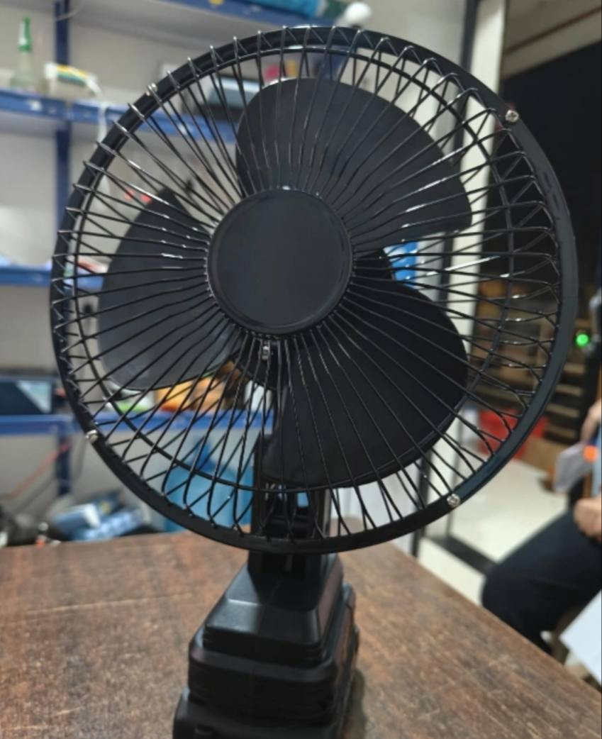 تدفق هواء عالي السرعة: مزودة بمحرك DC 12V متطور مصمم لتوفير أقصى قدر من دفع الهواء، مما يمنحك تبريداً فورياً وانتعاشاً حقيقياً في أيام الصيف الحارة والأجواء الرطبة.

بطارية تدوم طويلاً: مجهزة ببطارية ذات سعة كبيرة توفر تغطية مستمرة تصل إلى 24 ساعة عند الإعدادات المنخفضة، مما يجعلها الحل المثالي أثناء انقطاع التيار الكهربائي الطويل.

تصميم قوي للمطبخ والعمل الشاق: تتميز بقاعدة متينة وشبكة معدنية واقية، مما يجعلها مروحة مثالية للاستخدام في المطبخ بالقرب من الموقد، حيث تتحمل ظروف العمل وتوفر هواءً بارداً أثناء الطهي.

لاسلكية وسهلة التنقل: بفضل التصميم اللاسلكي وحجمها المناسب، يمكنك نقلها بسهولة من غرفة المعيشة إلى الشرفة أو استخدامها في الرحلات الخارجية حيث لا يتوفر مصدر للكهرباء.

محرك موفر للطاقة وهادئ: يعمل المحرك بكفاءة عالية واستهلاك منخفض للطاقة، مما يمنع ارتفاع درجة حرارة الجهاز ويضمن تشغيلاً هادئاً تماماً، وهو مثالي للمكاتب أو غرف النوم.

رأس قابل للتعديل: تتيح لك ميزة تعديل زاوية الميل توجيه تدفق الهواء بدقة نحو المكان الذي تحتاجه، سواء كنت تعمل على مكتبك أو تسترخي على السرير.

المواصفات التقنية

نوع المحرك: DC 12V عالي السرعة وموفر للطاقة.

مصدر الطاقة: بطارية مدمجة قابلة للشحن (تدعم الاستخدام اللاسلكي).

مدة التشغيل: تصل إلى 24 ساعة (حسب السرعة).

الهيكل: شبكة معدنية متينة مع قاعدة ضد الانزلاق.

اللون: أسود عصري (Sleek Black).

الاستخدامات: المطبخ، المكتب، غرفة النوم، والرحلات الخارجية.

تفاصيل المنتج￼￼￼￼￼￼￼￼￼￼￼ دلس, الجزائر


**إذا كنت صاحب هذا الإعلان وتريد حذفه لأي سبب، رجاءا أرسل رسالة إلى الدعم الفني**