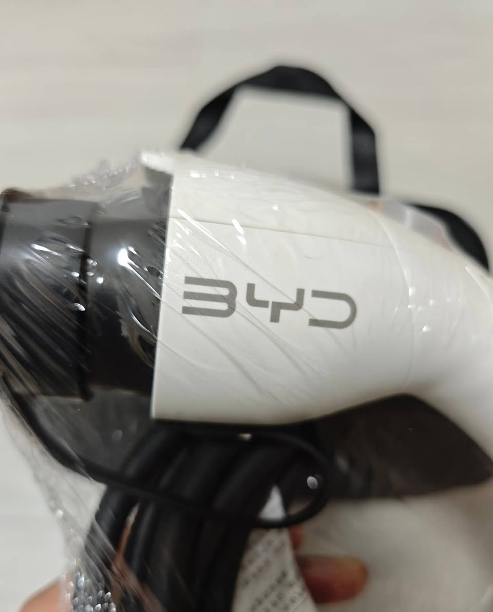 BYD’s 10A portable charging gun is such a game-changer!
You can charge your car anywhere at any time. Its 10A plug fits most regular household sockets perfectly to cover daily charging needs. Striking a balanced power output, the 10A rating ensures both practicality and top-tier safety. What’s more, this genuine BYD accessory delivers incredibly reliable performance.
 
#BYD #PortableCharger #ChargingGun


**إذا كنت صاحب هذا الإعلان وتريد حذفه لأي سبب، رجاءا أرسل رسالة إلى الدعم الفني**