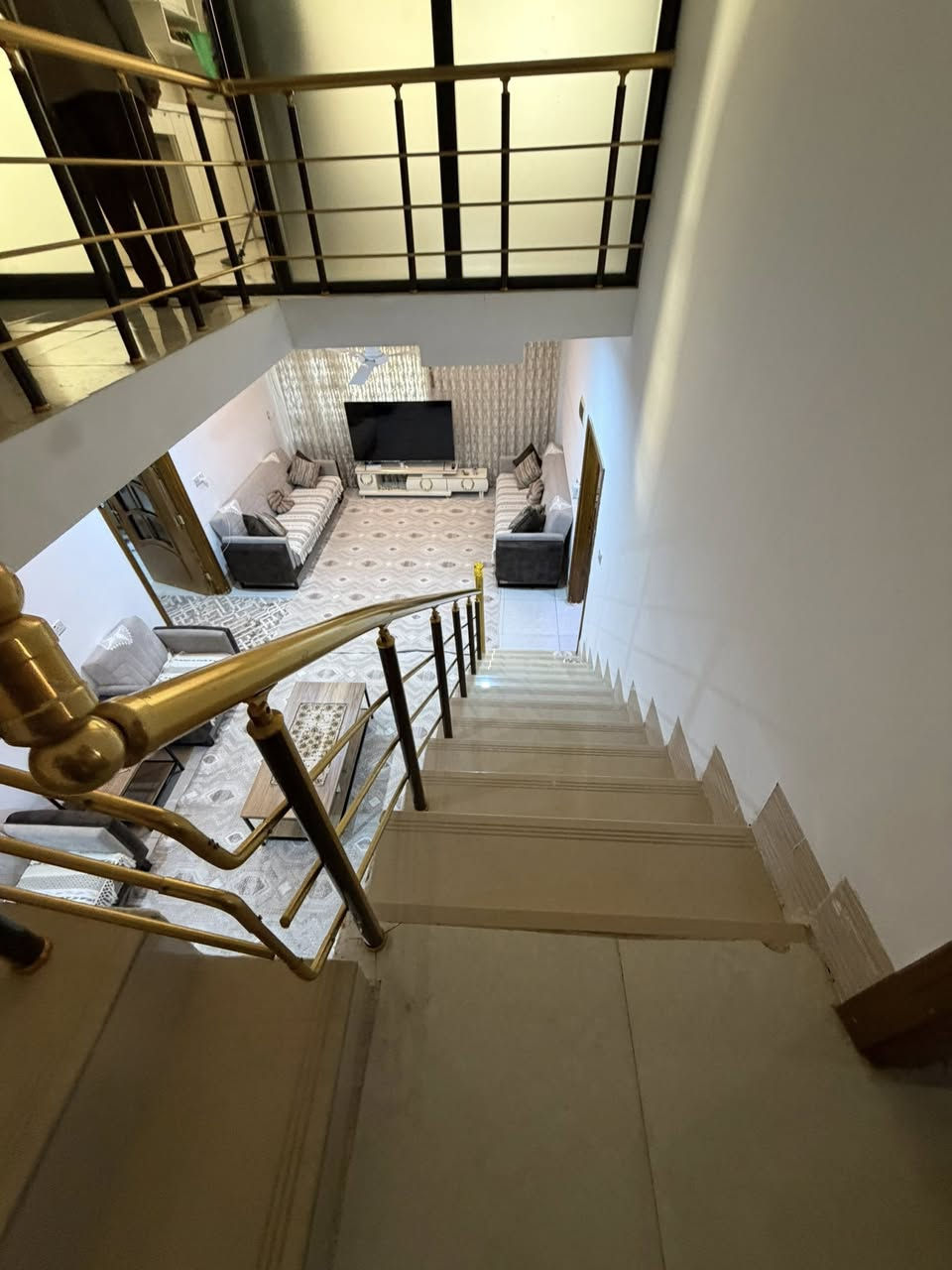 دار  200 متر ركن طابو صرف- حي الواسطي قرب صيدلية الهدى 🔔

المساحة : 200 متر طابو صرف ركن 🔔

الموقع : حي الواسطي قرب صيدلية الهدى وعقارات الذهب قريب جداً من السايدين 📍

⭐️موقع ممتاز جداً جداً وبسعر مناسب ⭐️

يحتوي دار كبير ومشتمل صغير 

الدار  : كراج - استقبال - مطبخ حار وبارد - هول - غرف نوم عدد 3 نوم - مجموعتين صحيات 
المشتمل :
استقبال مع مطبخ - غرفة نوم - صحيات 

••••••••••••••••••••
للسعر علق بـ (تم او السعر ) ليصلك برسالة عبر الخاص تلقائياً ✉️
••••••••••••••••••••

نستقبل كافة عروضاتكم وطلباتكم 🏡 
لبيع - وشراء - وتأجير العـقـارات 

ملاحظة نتعامل بالعقارات الطابو صرف فقط 🔔
بأشراف قانوني 👨‍⚖️

مكتـــب الـــذهـــب للعـقار 
تأسس : 2004 

للأستعلام والاستفسار 
موقع المكتب : كركوك - حي الواسطي شارع مول زياد مقابل ستائر ايلاف وسنتر اليابان 
***********
***********
***********
