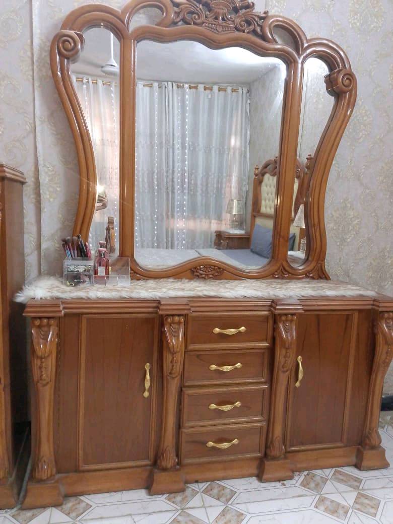 غرفه نوم صاج عراقي ثكيل الله شاهد تزكام شتريتها ب 5 ابيع ب مليون و400 المكان زعفرانيه شارع المعهد الرقم ***********
ممكن تذكرلي شنو القطع اللي داخلة بالبيع بالضبط: السرير، الكومدينات، التسريحة، الدولاب، والمرآة؟ لو كلهن كاملات لو بعضهن فقط؟: 
تصوير كامل
شلون الحالة العامة للغرفة؟ بيها أي خدوش، تفكك، كسر، أو شغل تصليح سابق؟: 
نظيفه مابيها اي ضرر
هل السعر قابل للتفاوض لو نهائي؟ وأكو إمكانية توصيل لو الاستلام فقط من الزعفرانية؟: 
سعر نهائي توصيل عليكم 