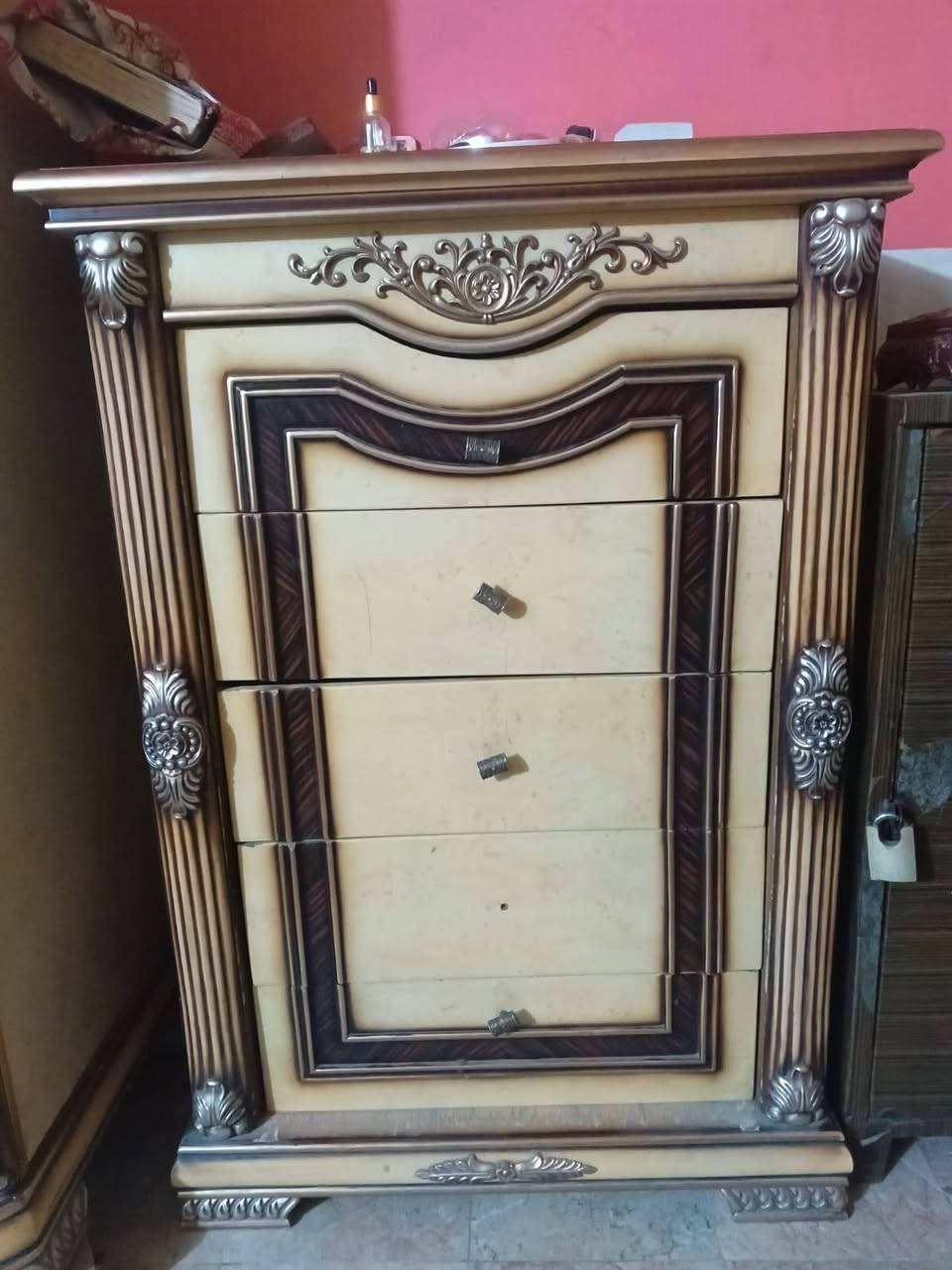 سلام عليكم غرفه أخشاب تركي قديم الباب الأول للبيع 
مستعمله وحلوه أنطوني بيها سعر وتدللون بس لا تكسرون بسعرها كلش *********** ومستعجل على البيع
