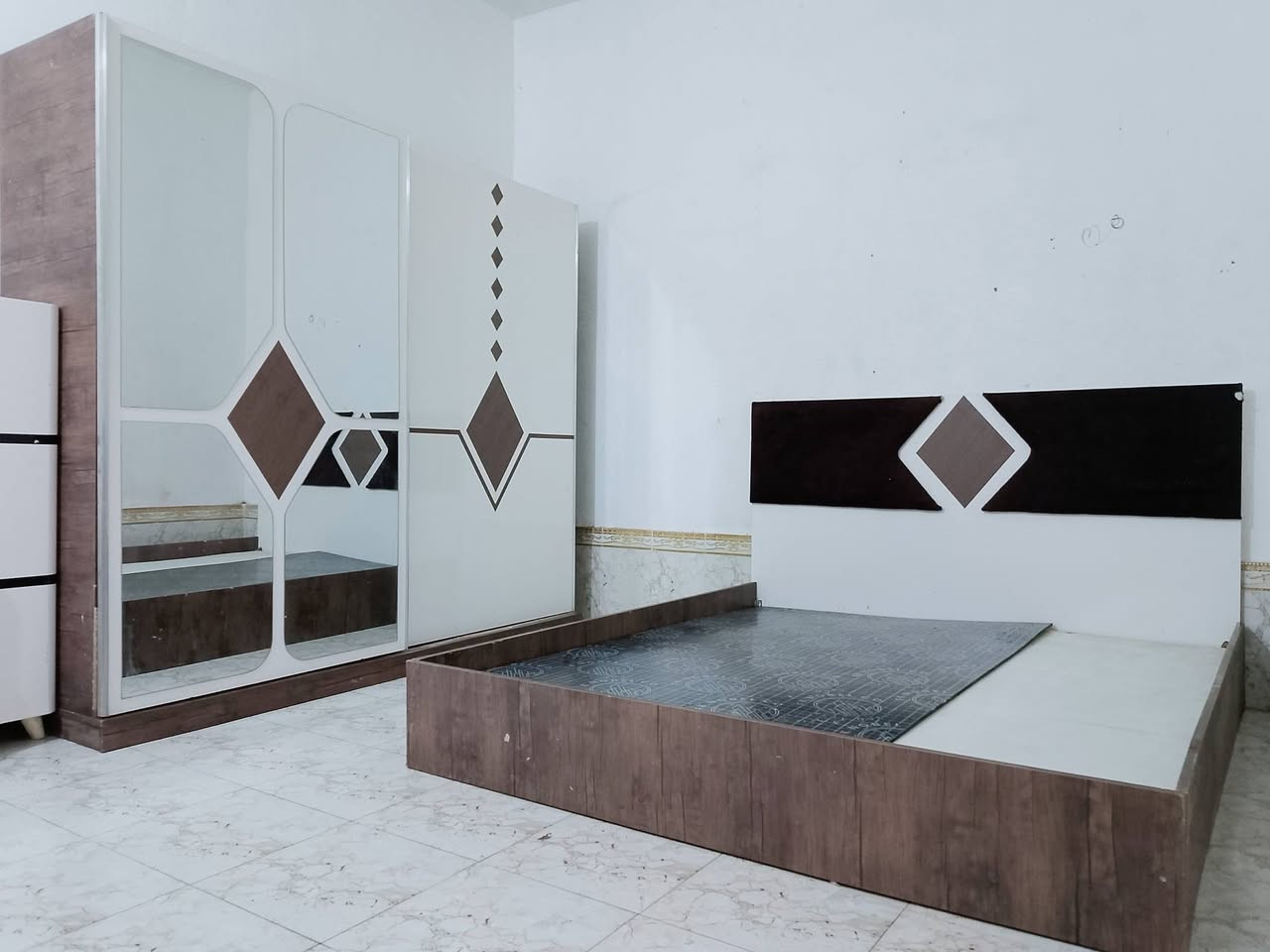 عمي بلاش وين الماعنده ويريد غرفه نضيفه وبسعر بلاش 
غرفه تركيه اخت الجديده اي ضرر مابيها مشدوده مره وحده والسعر 200 الف غرفه كلش نضيفه وبيها خزانات ملابس كبيره مغزن تحت الجربايه ومجرات ميز المرايه كلش كبار والكنتور متروس قواطع وتعليك ملابس غرفه قويه مو مثل الغرف العاديه الضغط/( العنوان الماجديه ***********)
