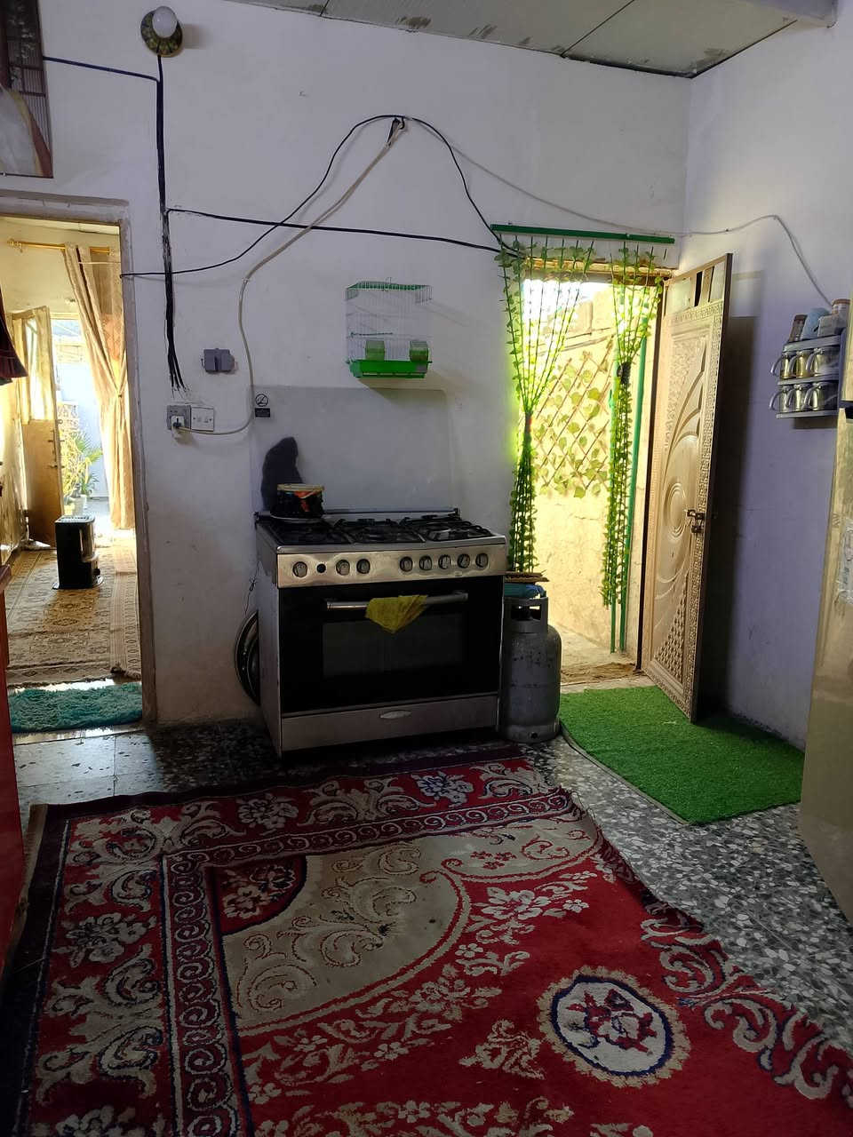 البيت اللبيع يتكون من غرفتين وصاله واستقبال وطرمه وملحقاته فقط مكاتبه بالعبيدي قرب السوق السعر 28 واي استفسار عل الرقم الموجود ***********
