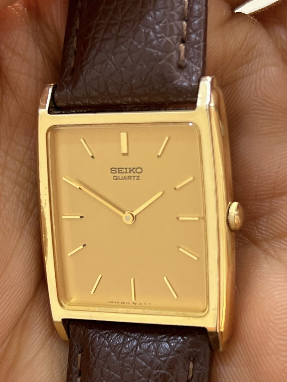 سيكو تانك | seiko Tank
طلاء ذهب SGP
هيكل مطلي بطبقة رقيقة من الذهب بتقنية SGP Seiko Gold
الأصلية، مما يمنحها لمعة الذهب الحقيقي العميقة 
كلاسيكي نوادر
القطر 33*32
كوارتز 
🔸للاستفسار أكثر عن القطعة يرجى التواصل خاص🔻


**إذا كنت صاحب هذا الإعلان وتريد حذفه لأي سبب، رجاءا أرسل رسالة إلى الدعم الفني**