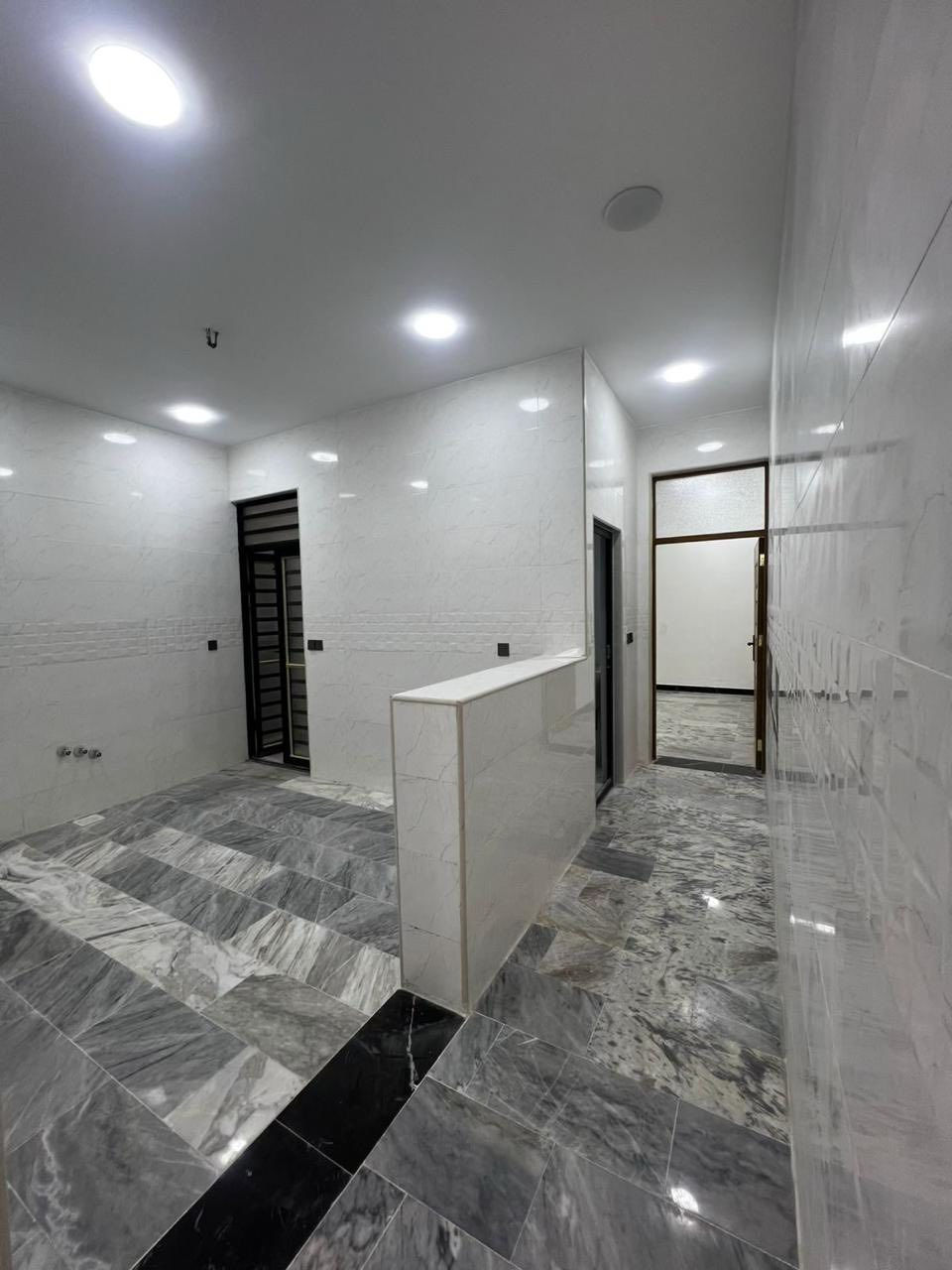 #بيع_شراء_ايجار_بناء_تعقيب_ترميم_تثمين_دور سكنية _
السلام عليكم 
يستمر مكتبنا بتوفير العروض الى زبائننا الكرام 
يعلن مكتبنا عن توفر مشتمل حديث مدخلين للبيع 

المساحة (١٠٠) متر            
الواجهة (٥) متر 
النزال (٢٠) متر 
يحتوي على ؛$
الطابق الاول
كراج صغير واستقبال وحولي مطبخ ومنور وغرفة نوم وخدمات (خارجية وداخلية)
الطابق الثاني
(٣) غرف نوم وخدمات وبيتونة كبيرة وسطحين

السعر (٢٩٧) مليون وبي مجال 

العنوان /الشعب @@@التجار الثانية @@مقابل جامعة الامام الكاظم @@@ 

للاستفسار زيارة مكتبنا الكائن في ألشعب شارع الاسواق المركزية مقابل جامعة الامام الكاظم 
#مكتب_سيف_الساعدي_للعقار 
او الاتصال على الأرقام التالية؛
***********
***********
او التواصل عبر البرامج التالية؛ماسنجر واتساب
