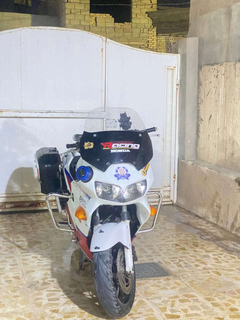 السلام عليكم دراجه للبيع هوندا vfr 800cc
موديل 2006
دراجه تجي نضام نوزل 
نضام abs اي بي اس 
شاشه الكترونيه دجتال 
 دراجه بوليسيه مال شرطه اليابان 
دراجه بحاله الوكاله كلهه شغاله 
كفاله عامه 
دراجه بدون رقم بدون كمرك مكاني سامراء 
السعر 20
الرقم ***********
مامتواجد عل فيس
