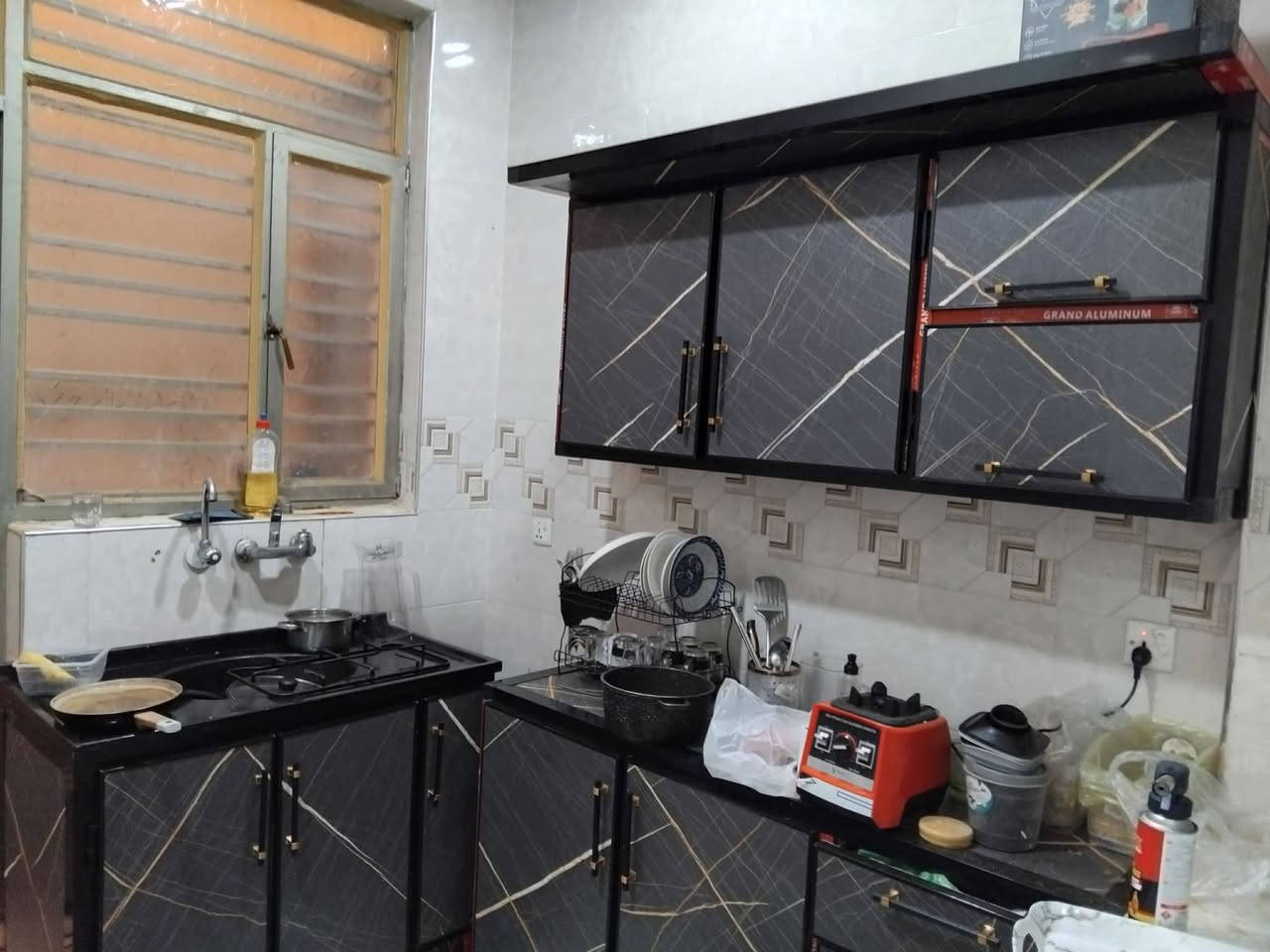 السلام عليكم غراض البيع مستخدم اربع اشهر فقط ثلاجه 275كاونتر ب275طباخ ب190رفوف الواحد ب25وبيهن مجال شراي يتصل *********** بغداد معامل
