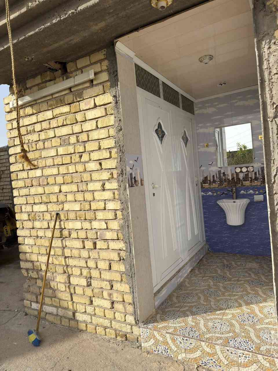 السلام عليكم بيت للبيع المساحه ٤٨٠طابو زراعي مقابل مدرسة الربيع وقرب مجمع حازم عبد عون
مساحه البناء ٣٠٠ متر يتكون من ٤  غرف وصاله عدد٣مطبخ  وصحيات داخليه وخارجيه واستقبال ومدخل 
وتوجد قطعه مساحتها ١٥٠ خلف البيت من ضمن السعر 
للاستفسار الاتصال 
***********
***********
