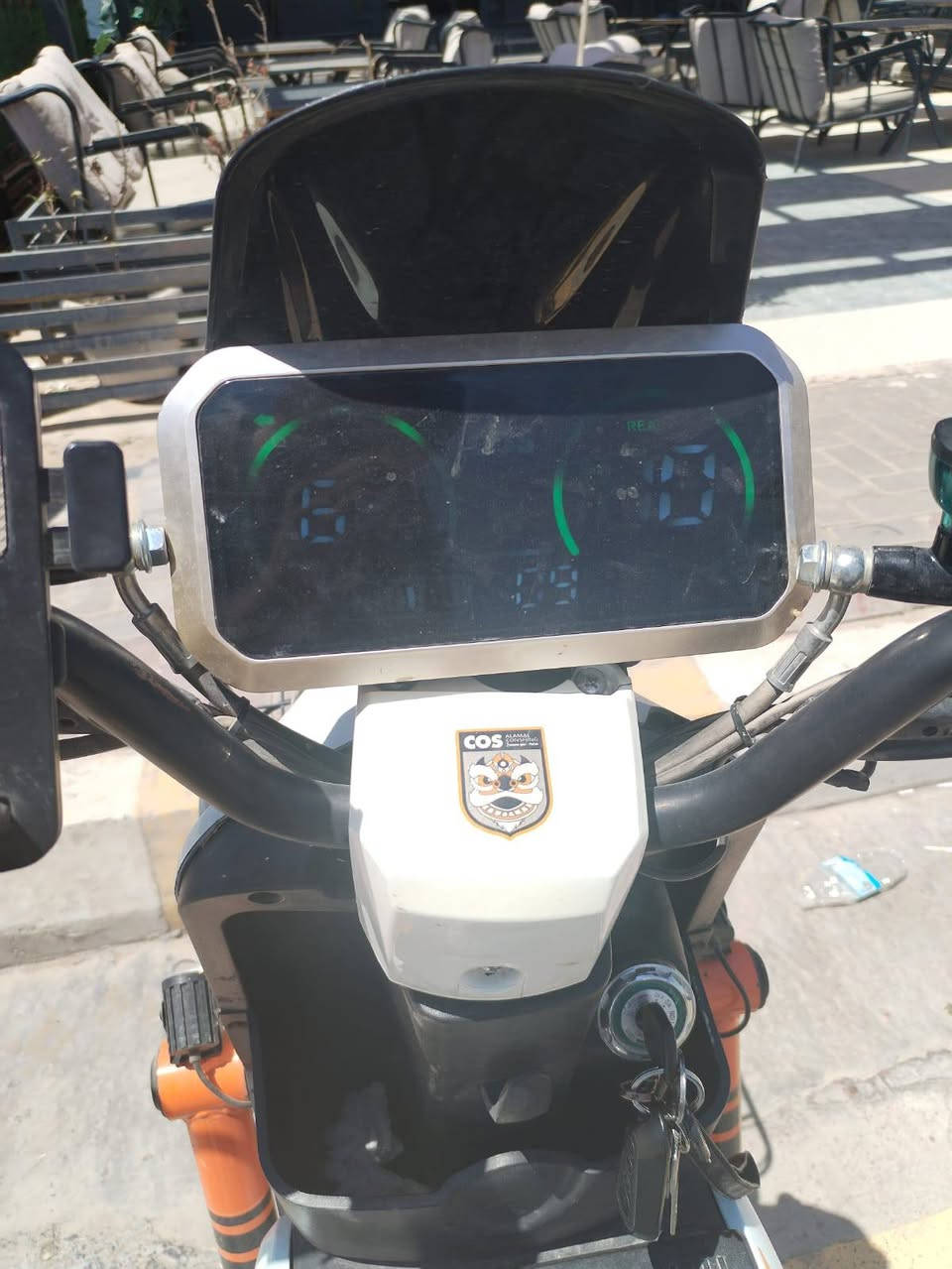 دراجة كهربائية للشحن من طراز X900.تتميز هذه الدراجة بمواصفات ملائمة للتنقل داخل المدن:البطارية: تأتي عادة مجهزة بخمس بطاريات كبيرة لشحنها واستخدامها.الإضاءة: مزودة بإضاءة LED عالية ومنخفضة، بالإضافة إلى إضاءة زينون.نظام الأمان والتحكم: تحتوي على نظام أمان مضاد للسرقة ونظام تثبيت السرعه  500 بي مجال مستخدم شهر بس
***********
