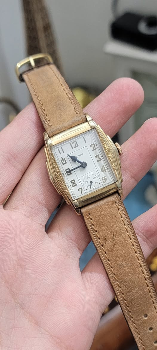 1930 - 1940 
منتصف الثلاثينات هو تاريخ صناعة هذه التحفة 
ELGIN 
نصب تكويك سنتر ثواني 
ارقام عربية و اميال زرقاء مميزة 
* نسبة لعمر الساعة توجد ملاحظة بسيكة في الطلاء 
الساعة تعمل بدقة 

السعر 170 
للاستفسار التواصل على الواتساب 
0776 982 3331
#اخوكم_التميمي
