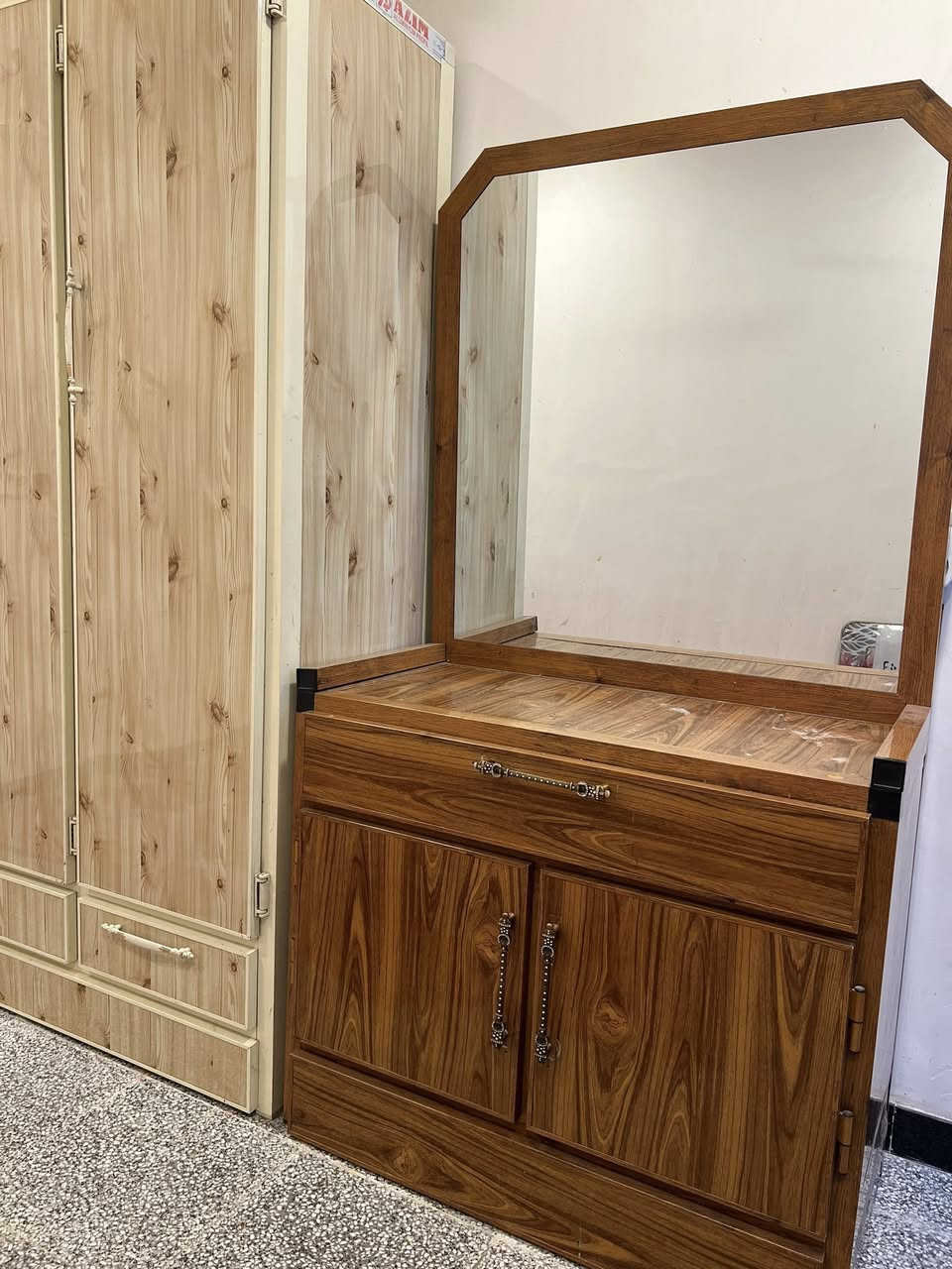 سلام عليكم كنتور الامنيوم لون كريمي مثل ما موضح بل صور + ميز لون صاجي مثل ما موضح بل صور نضيفات اخو الجديد مقطع تركي السعر ٤٠٠ الف ثنينهن مكان بغداد مدينه الصدر هاتف ***********
