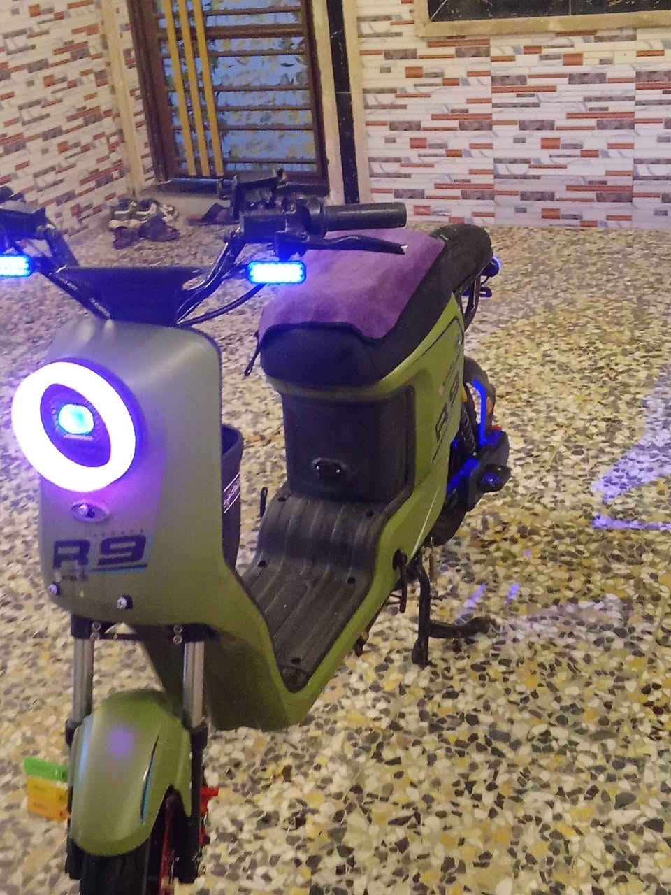 سلام عليكم للبيع أر 9 سعر خاص
مواصفات إشارة يمنة ويسرة
ودبل إشارة
دسك امامي وخلفي
ضوء عالي ناصي 
السرعة جذبي 109
الحقيقي 70
والوان حلوة                       والون الدراجة حلو
دراجة واحد على واحد.               زيتوني
والعلم بطاريات جدد عدد 5
هورن عالي 
للاستفادة رقمي ***********
مكاني حلة
