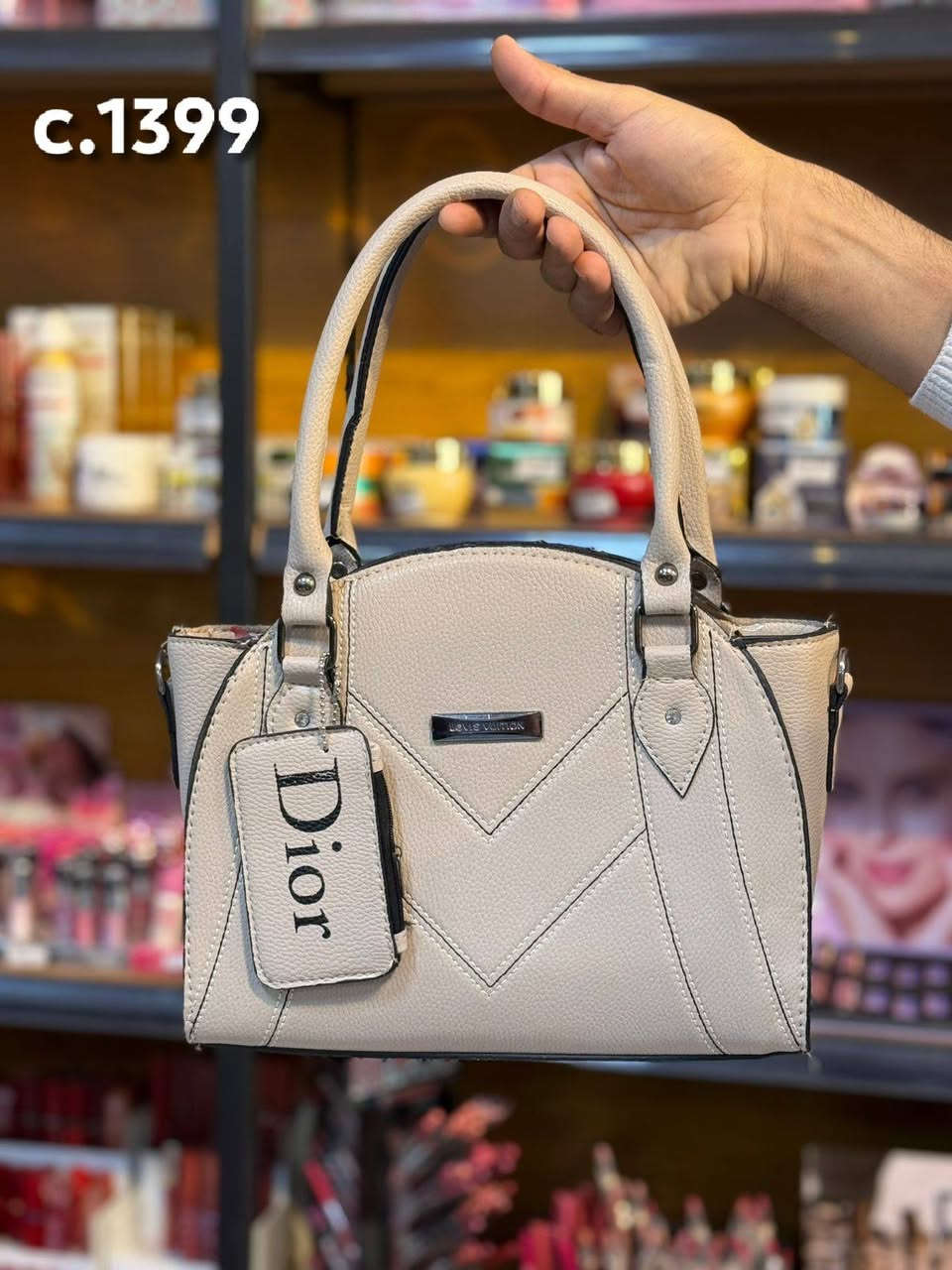 🆕️ New Venesia 🆕️ جديد فينيسيا 🆕️
👜 حقيبة نسائية 👜 
💰 السعر 8,000 فقط 💰
الالوان متوفرة داخل الصور 👇
للحجز والاستفسار مراسلتنا على الواتسب 👇
📞***********☎️
📍العنوان : موصل / حي الرفاعي/مقابيل سايدين القسم
