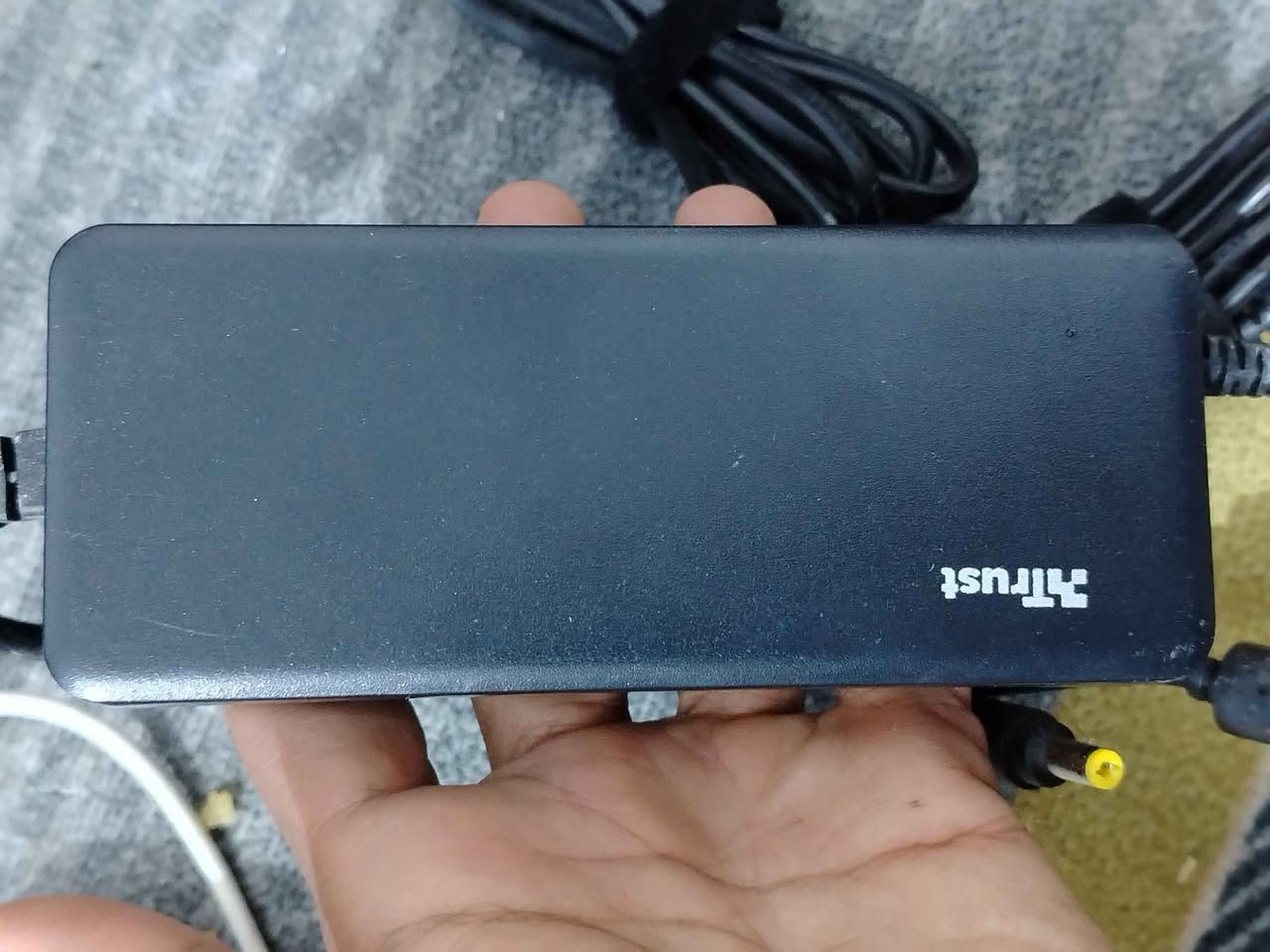 Trust 17566 – شاحن لابتوب عالمي 90W
القدرة: 90 واط.
الإدخال: 100–240V، 50/60Hz، 1.3A.
الإخراج: 15 / 16 / 18 / 19 / 20 / 22 / 24 فولت (حتى 4 أمبير). �
farnell.com +١
الرؤوس: 8 رؤوس قابلة للتبديل، تدعم معظم أجهزة Acer وASUS وDell وHP وLenovo وSamsung وSony وToshiba وغيرها. �
الحماية: ضد الحمل الزائد، والماس الكهربائي، وارتفاع الحرارة. �
farnell.com
الاستخدام: بديل أو شاحن إضافي مناسب لمعظم اللابتوبات التي لا تتجاوز حاجتها 90 واط. � البصرة, العراق


**إذا كنت صاحب هذا الإعلان وتريد حذفه لأي سبب، رجاءا أرسل رسالة إلى الدعم الفني**