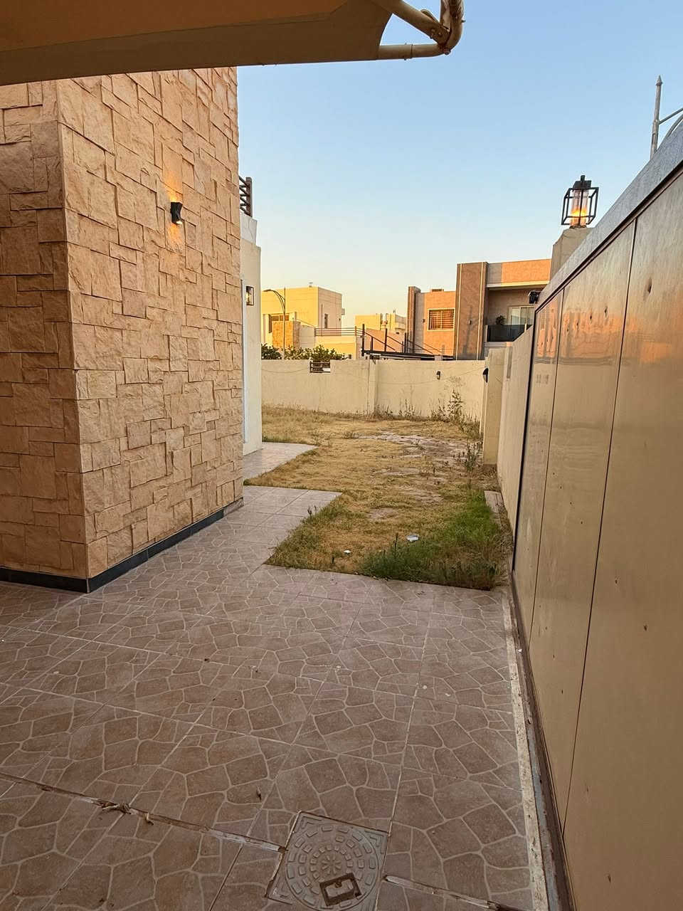 🏠دار للبيع
مجمع بيتي السكني (الزون الثاني)
  المساحة الكلية
376.5 متر مربع تشمل بيت وقطعة أرض
ركن ملحقة به)
مساحة البيت 220 م
مساحة الأرض الملحقة (فارغة)156.5

ملاحظة:
- أضيفت تحويرات على التصميم مثل وضع تأسيسات صحية وكهربائية لغسالة ملابس تحت الدرج ووضع تأسيسات صحية وكهربائية لغسالة صحون في المطبخ

توجد عروض اخرى داخل مجمع بيتي

☎️للاستفسار 

 ***********
***********

مكتب احمد للعقار
