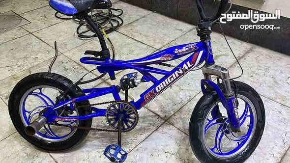 السلام عليكم 
بايسكل BMX للبيع من الشركة المعروفه COBRA يجي حجم 20 و تاير عريض اما بعد مواصفات الBMX ميحتاج واحد يشرحها هوه من وحده يسولف 
* ملاحضه مهمه البايسكل بي بايدر بريك كلش قوي اقوى من البريك العادي يعني بس ترجع البايدر ليوره كبل يضرب بريك حته اني من جنت استخدمه جنت بس اعتمد عليه ما استخدم البركات العاديه لان اقوه و آمن من العادي
* للي ميعرف بايسكلات BMX مصمميها بطريقه تتحمل الصدمات لان هاي الفئه موجهه للي يسوي حركات او عله كولتهم يكمز بالبايسكل و يعلك بي فه البايسكل حرفيا تيشله تشمره بالكاع يكوم ينطنط يمك مثل مموضح بالفديو الثاني يعني حتلو لو تطب بطسه لو حفره يمكن انته تتكسر و تلكه البايسكل ينطنط  قطعه كلش حلوه و بس هاي باقيه لحك عليها
* المكان بغداد - زيونة
* سعره 85 الف و بي مجال
 الشراي يجي خاص ***********
