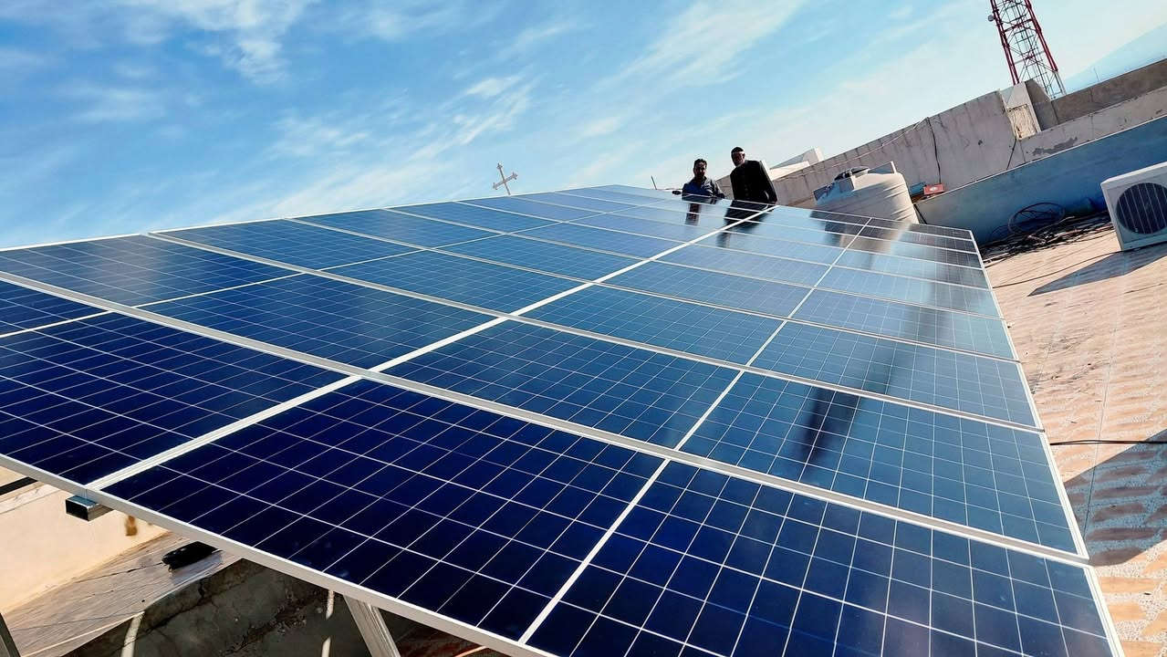 🔋 إنجاز جديد لمكتب روژ للطاقة الشمسية في #بحزاني 
🗓️ الاثنين22_12_2025
بفضل الله وبدعمكم المستمر، يسرّ مكتب روژ للطاقة الشمسية أن يعلن إكمال مشروع تحويل منزل الخوري جابر بنياميل كاهن كنيسة ماركوركيس في بحزاني  إلى منظومة طاقة شمسية متكاملة توفر كهرباء مستقرة على مدار الساعة 🌞، مع نظام تشغيل وإدارة كامل عن بُعد.
🚀 مواصفات المنظومة المنجزة:
🔸 ألواح شمسية 645واط × 18 – ضمان 15 سنة – شركة لونجي نانو سيراميك
🔸 بطاريات ليثيوم 15 كيلوواط × 2 بسعة 600 أمبير – ضمان 5 سنوات – شركة EVE – أكثر من 8000 دورة شحن
🔸 إنفرتر 12000 كيلوواط – قطعة واحدة – شركة Allolla – ضمان 3 سنوات
🔸 قدرة تشغيل مستمرة:
    • نهاريًا: 40 أمبير
    • ليليًا: 30 أمبير
🔋 استغناء تام عن المولدة
يأتي هذا الإنجاز ليؤكد التزام مكتب روژ للطاقة الشمسية بتوفير حلول طاقة متجددة موثوقة وآمنة تلائم المنازل والمشاريع التجارية على مدار الساعة، مع أعلى مستويات الجودة.
🌍 عناوين المكاتب:
📍 بعشيقة – حي الربيع – قرب كافتيريا الربيع
📍 شيخان – مفرق شيخان – قرب مطعم عنتاب
📍 سنجار – سنوني
📞 للاستفسار والتواصل:
المهندس قيدار: *********** – ***********
سلام سلو: *********** – ***********
📲 تابعونا على صفحة مكتب روژ للطاقة الشمسية لمشاهدة المزيد من الإنجازات والتحديثات.
#الطاقة_الشمسية #مكتب_روژ #طاقة_نظيفة #نينوى #العراق #بعشيقة #شيخان #سنجار #دهوك #الموصل #طاقة_متجددة #الاستدامة #روژ_تبدع #باعذرة #كوردستان
